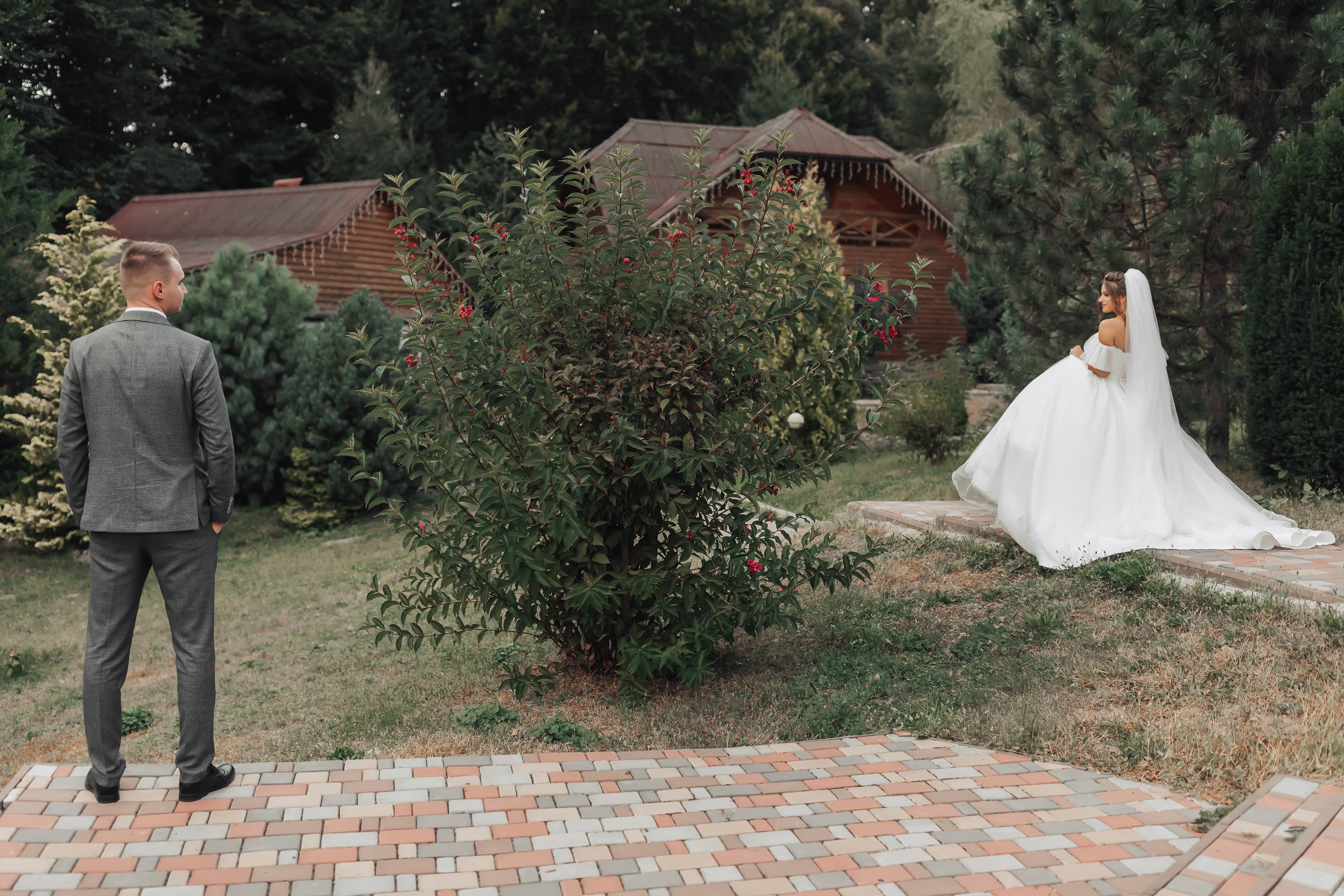 La mariée et le marié se tiennent loin l'un de l'autre | Source : Shutterstock