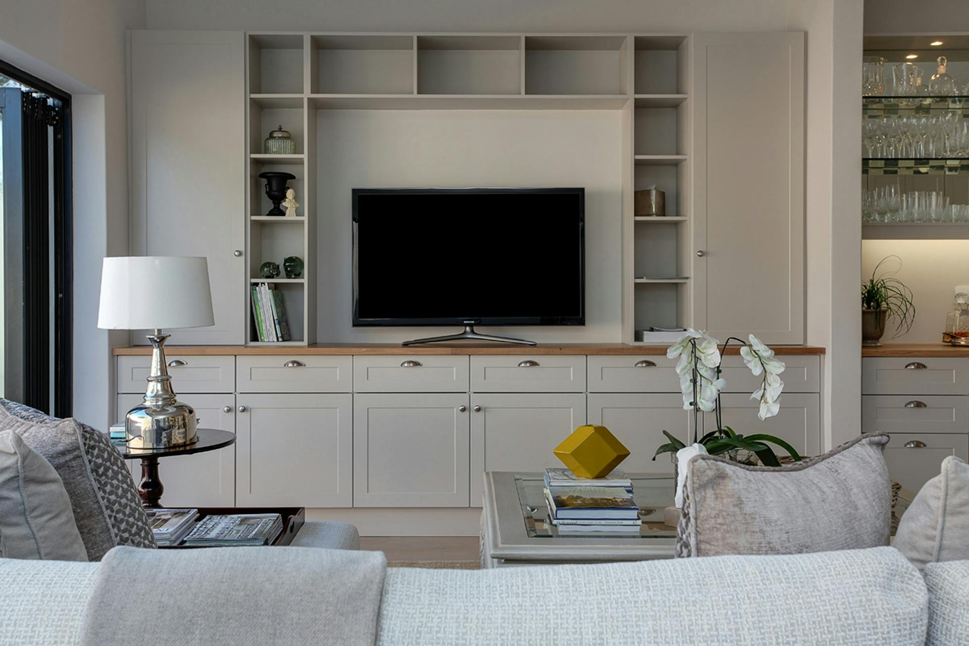 Une télévision dans un salon | Source : Pexels