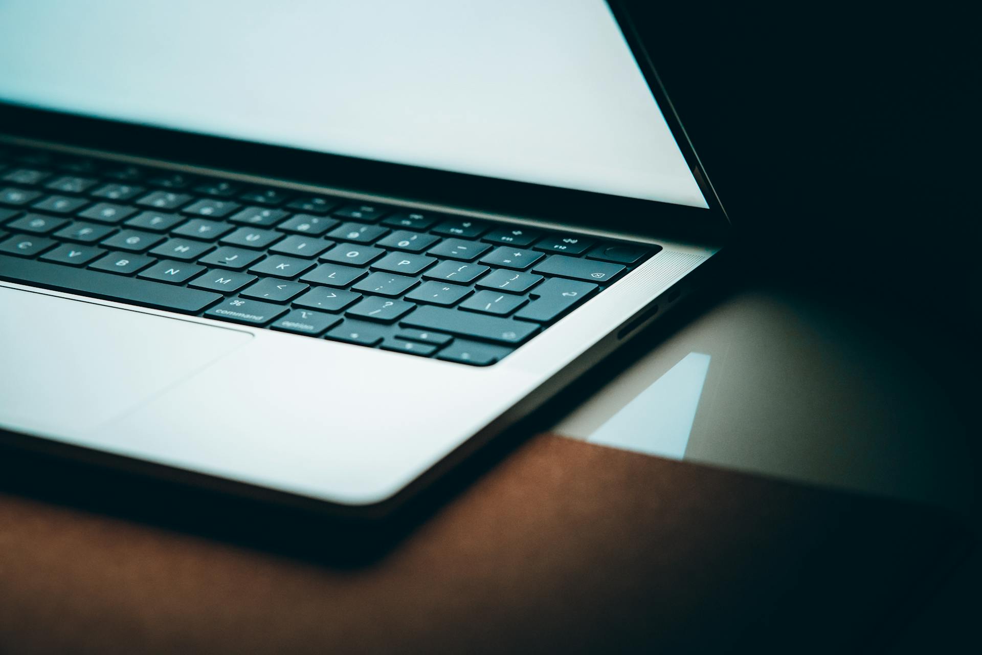 Un ordinateur portable dans une pièce sombre | Source : Pexels
