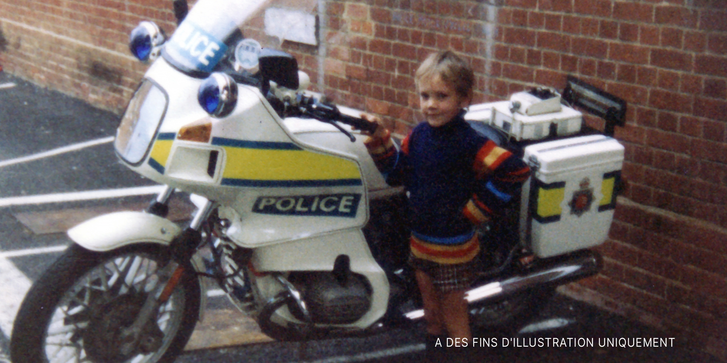 Un enfant à côté d'un vélo de police | Source : Flickr / simon_music (CC BY-SA 2.0)