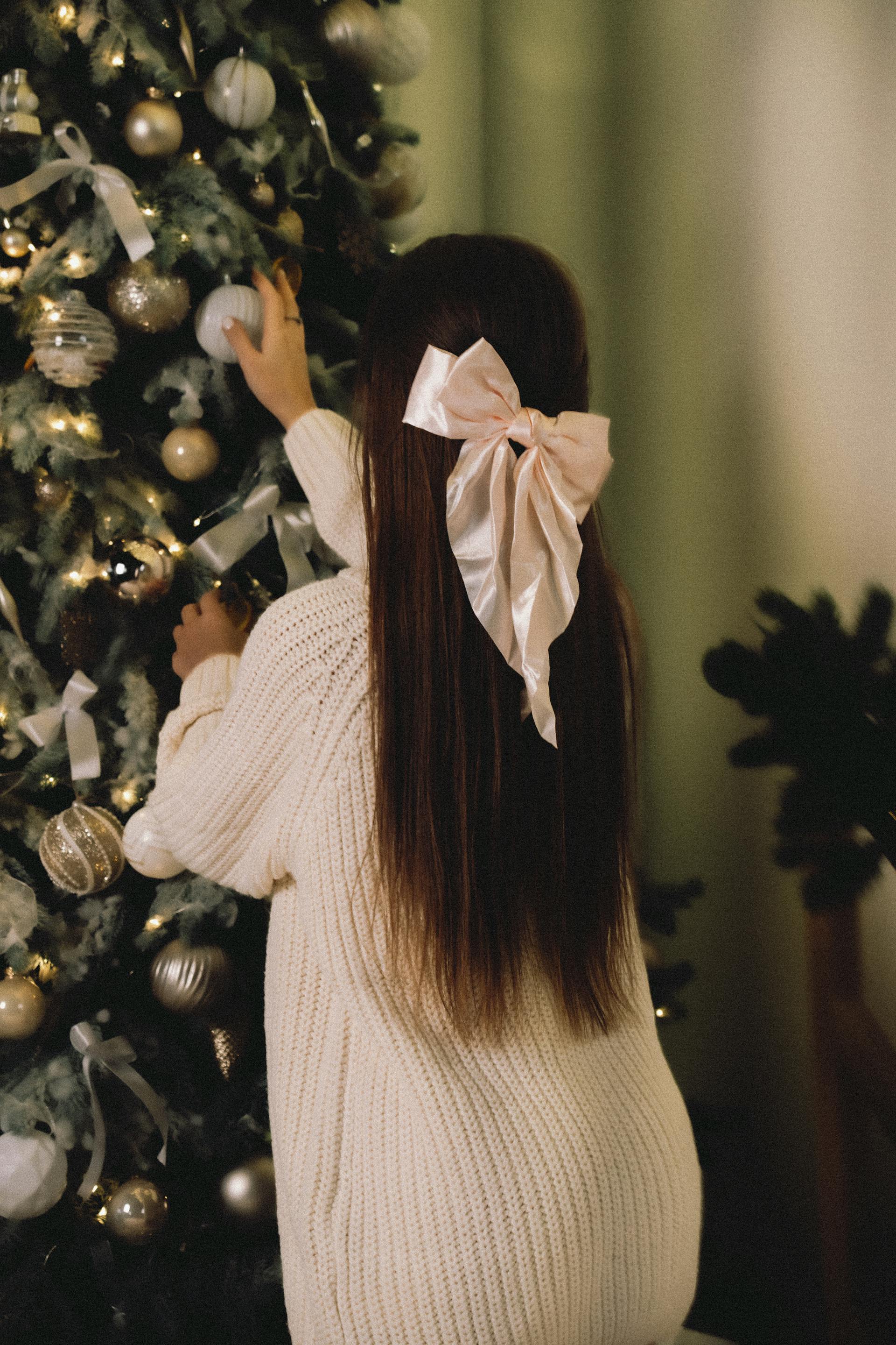 Une femme debout près d'un arbre de Noël | Source : Pexels