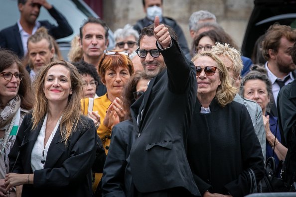  Nicolas Bedos, Victoria Bedos et Doria Tillier assistent aux funérailles du scénariste, comédien et acteur Guy Bedos le 04 juin 2020. |Photo : Getty Images.
