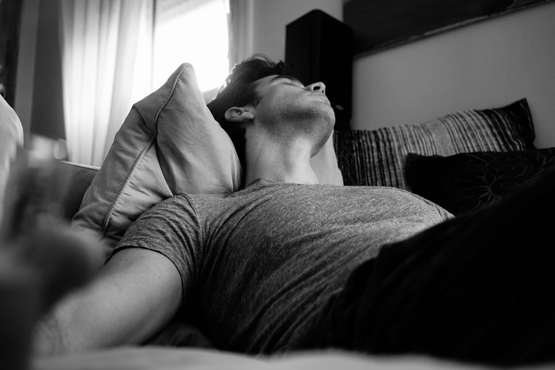Homme endormi dans son lit | Source : Unsplash