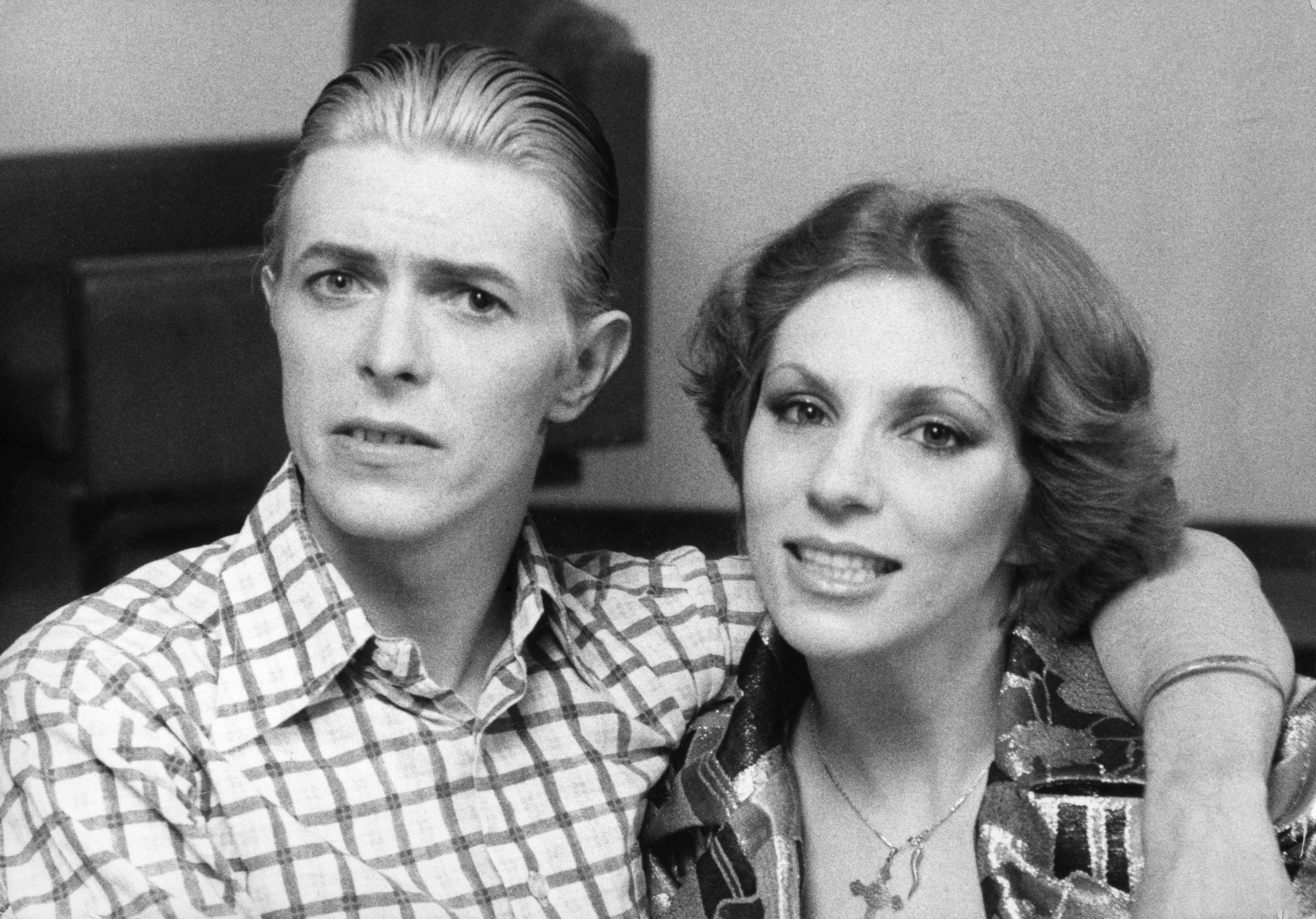 David Bowie avec Angie Bowie lors d'une visite à Londres en 1976 | Photo : Peter Stone/Mirrorpix/Getty Images