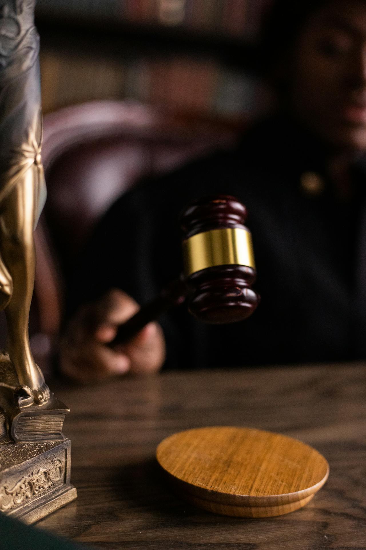 Un juge tenant un marteau en bois | Source : Pexels