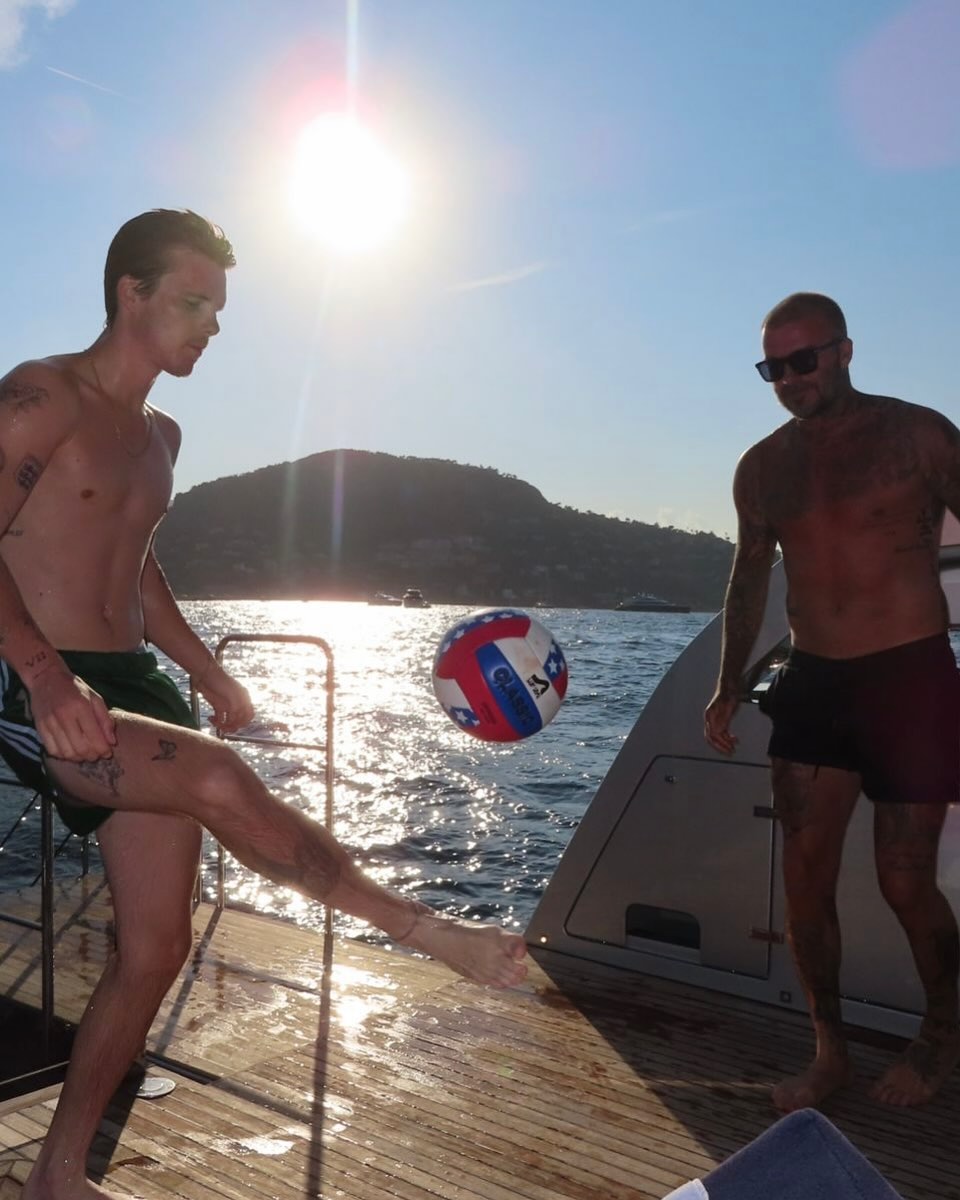 Cruz et David Beckham jouant avec un ballon de foot sur un yacht, extrait du post de vacances de Victoria Beckham daté du 10 août 2025 | Source : Instagram/victoriabeckham