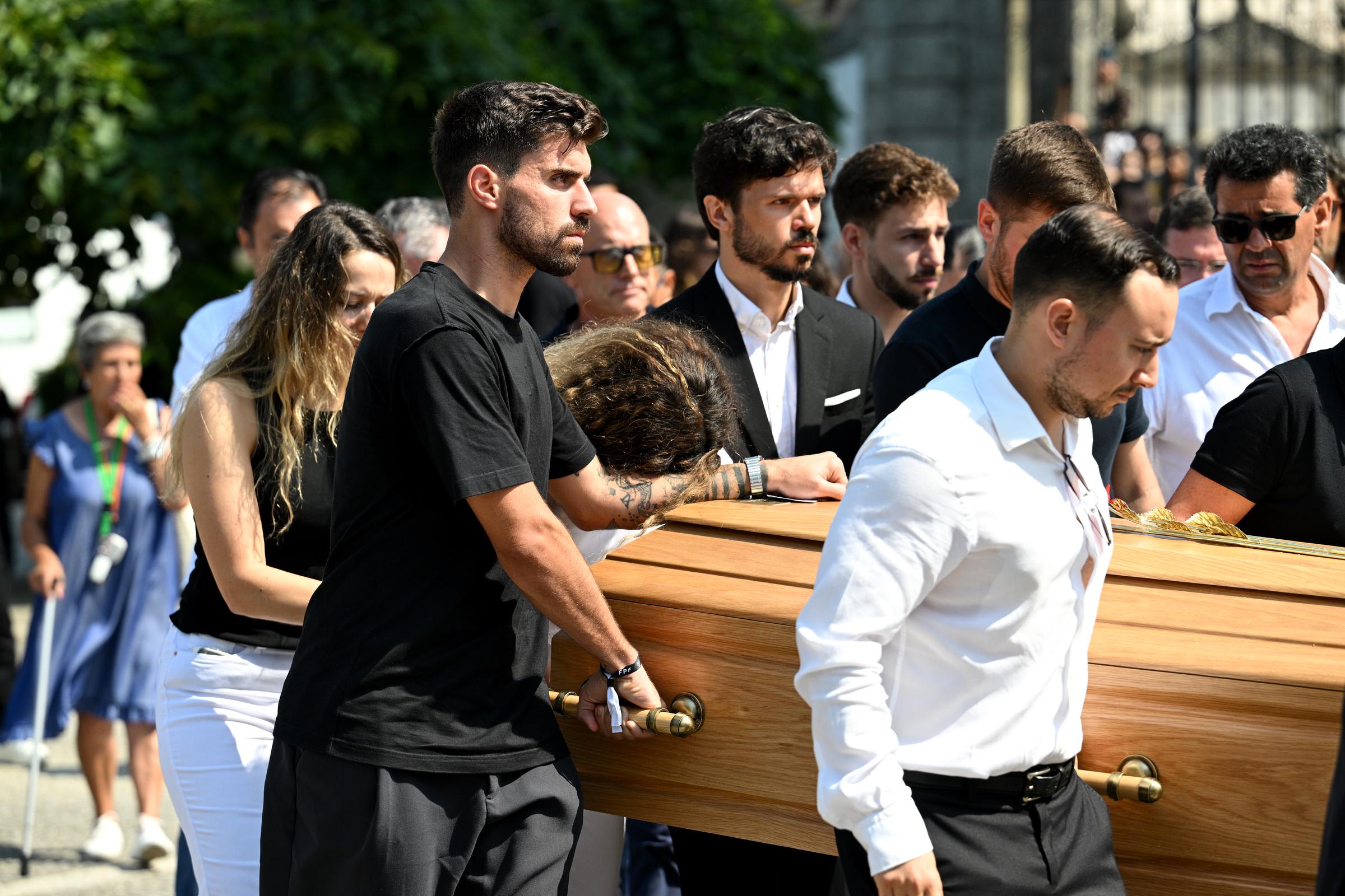 Rute Cardoso s'appuie sur le bras de Ruben Neves alors qu'il aide à porter le cercueil de Diogo Jota après le service funéraire | Source : Getty Images