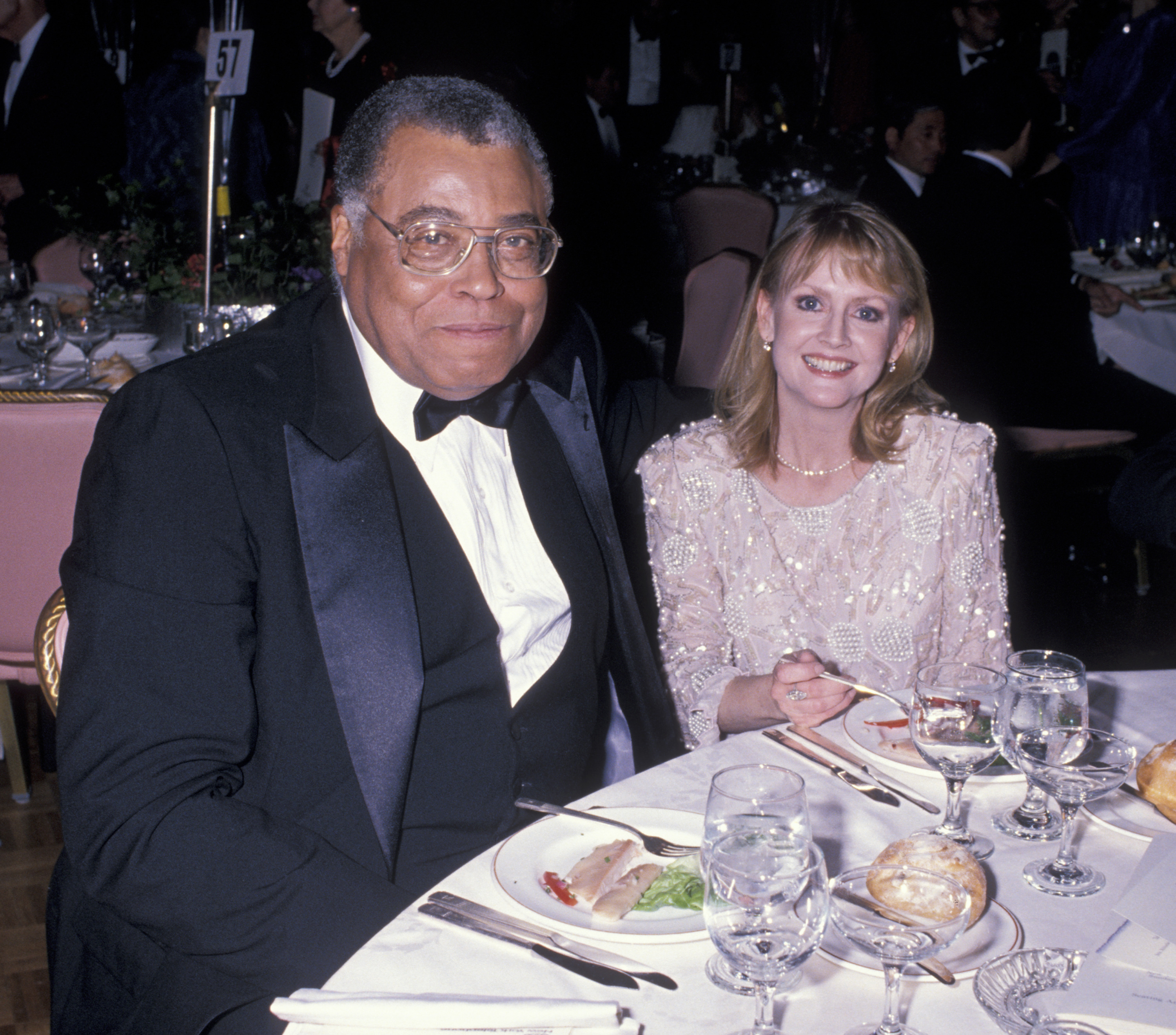 James Earl Jones et Cecilia Hart lors de la 43e cérémonie annuelle des Tony Awards, le 4 juin 1989, à New York. | Source : Getty Images