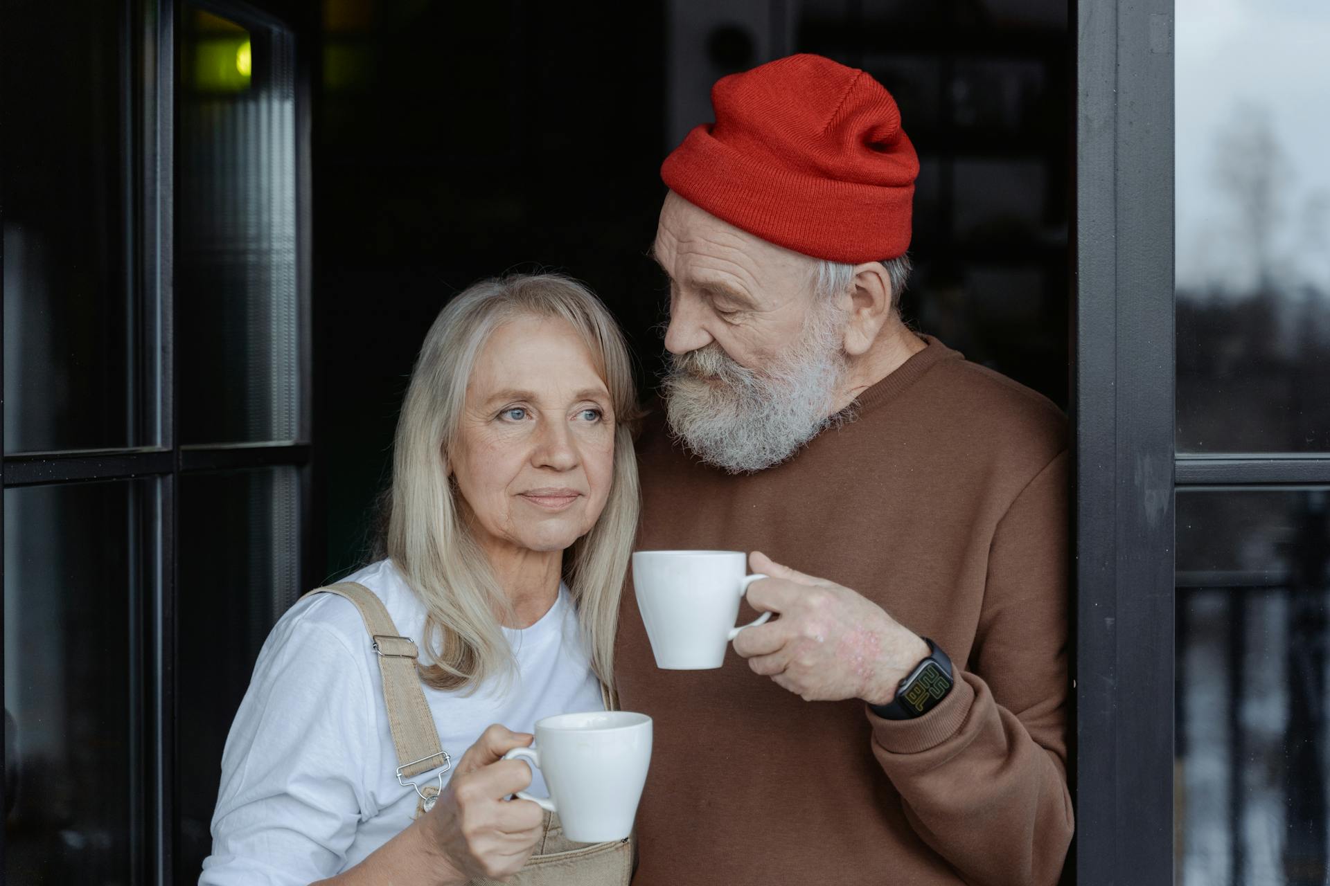 Un couple âgé tenant des tasses en céramique blanche | Source : Pexels