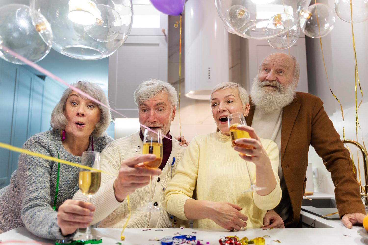Un groupe de personnes âgées stupéfaites | Source : Freepik