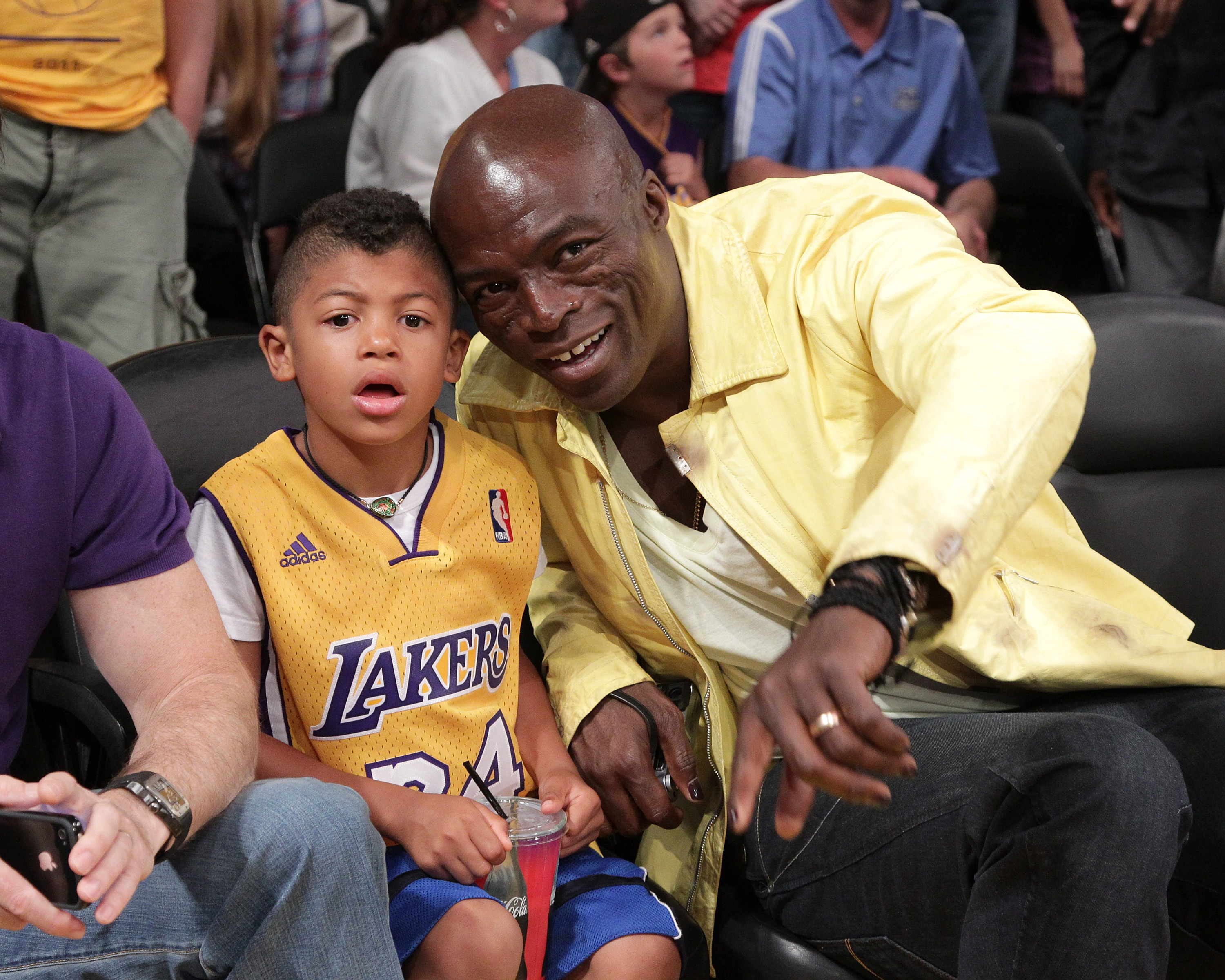 Seal et son fils Henry Samuel assistent au match entre les New Orleans Hornets et les Los Angeles Lakers au Staples Center le 17 avril 2011 à Los Angeles, Californie | Source : Getty Images