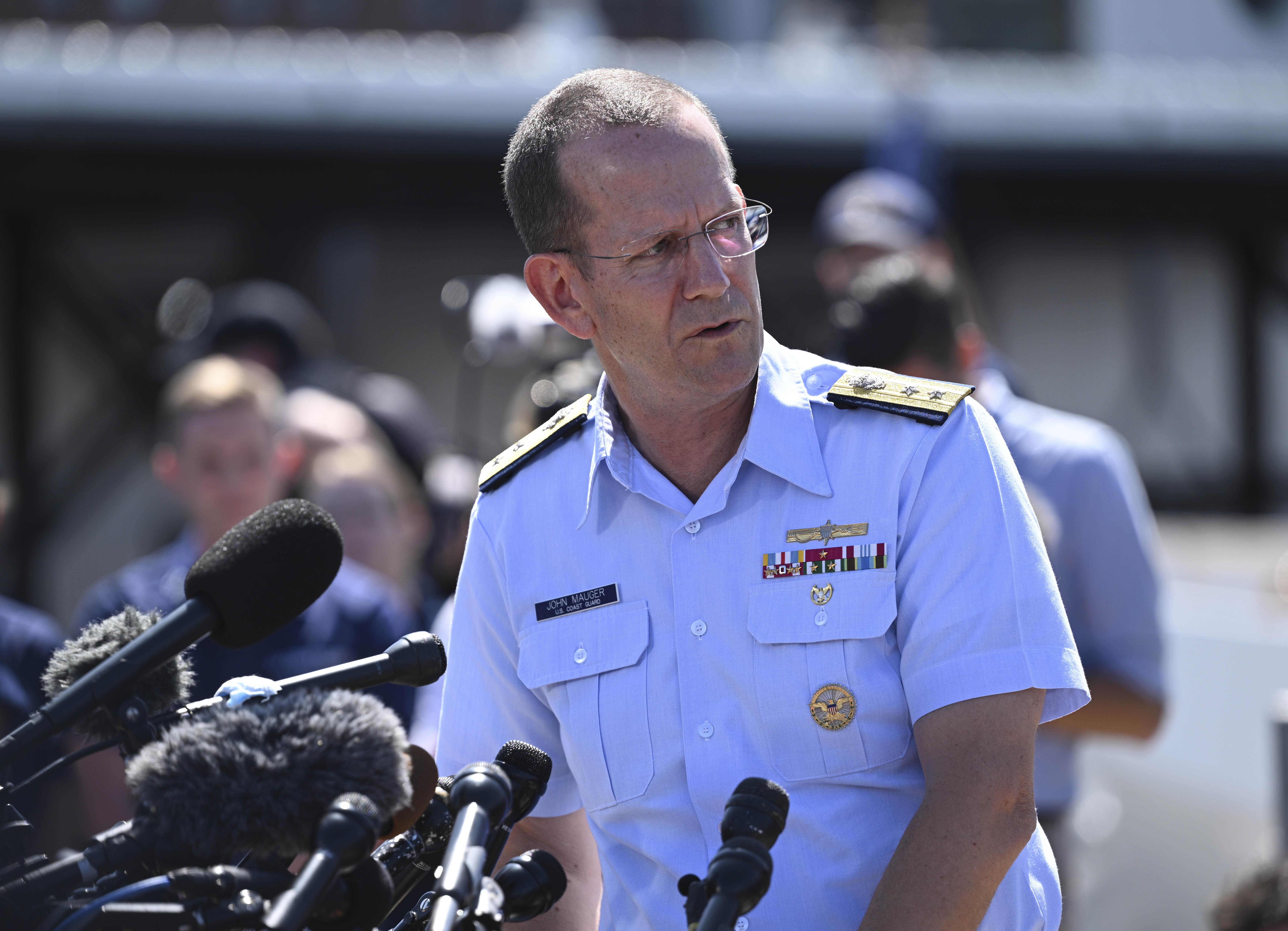 Le contre-amiral américain, John Mauger, fait des déclarations à la presse à la base des garde-côtes américains de Boston à Boston, Massachusetts, États-Unis, le 22 juin 2023 | Source : Getty Images