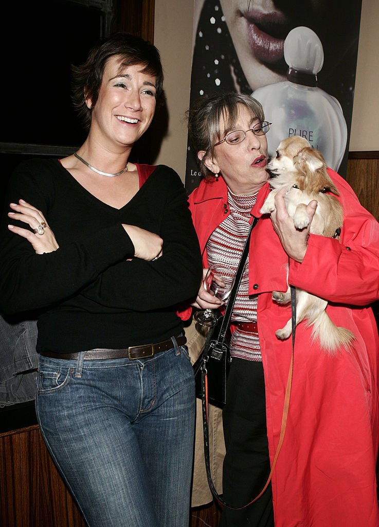 Anémone et Virginie Hocq le 19 avril 2005 à Bruxelles. l Source : Getty Images
