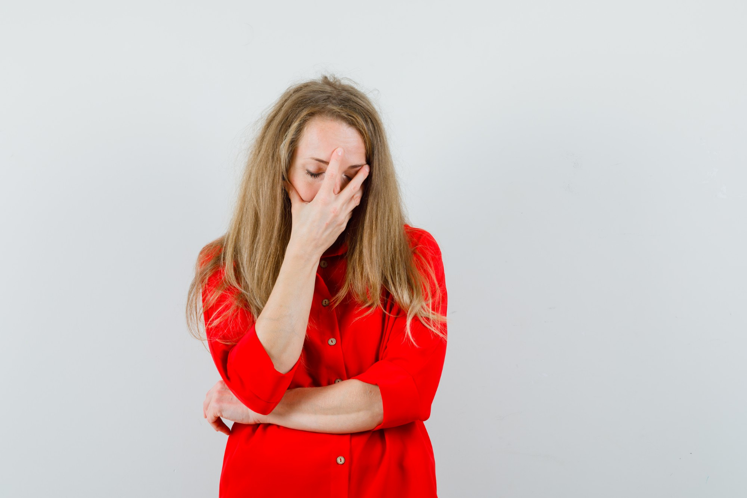 Une femme anxieuse | Source : Freepik