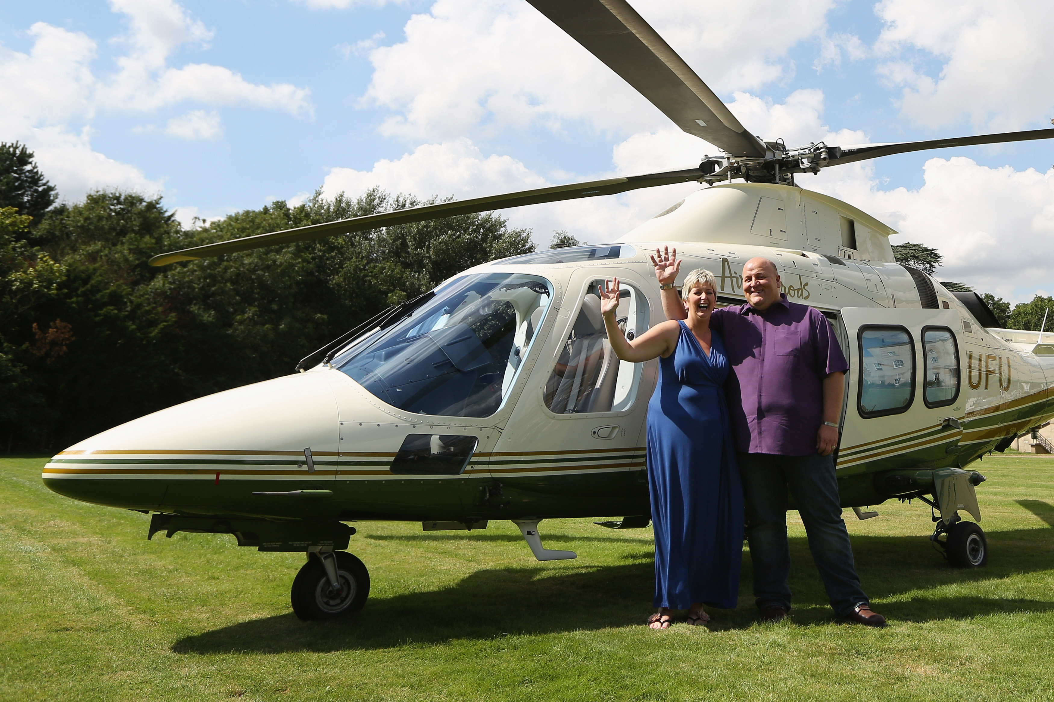 Gillian et Adrian Bayford célèbrent le fait d'avoir remporté le jackpot de plus de 148 millions de livres sterling à la loterie EuroMillions, le 14 août 2012, à Hatfield Heath, en Angleterre | Source : Getty Images