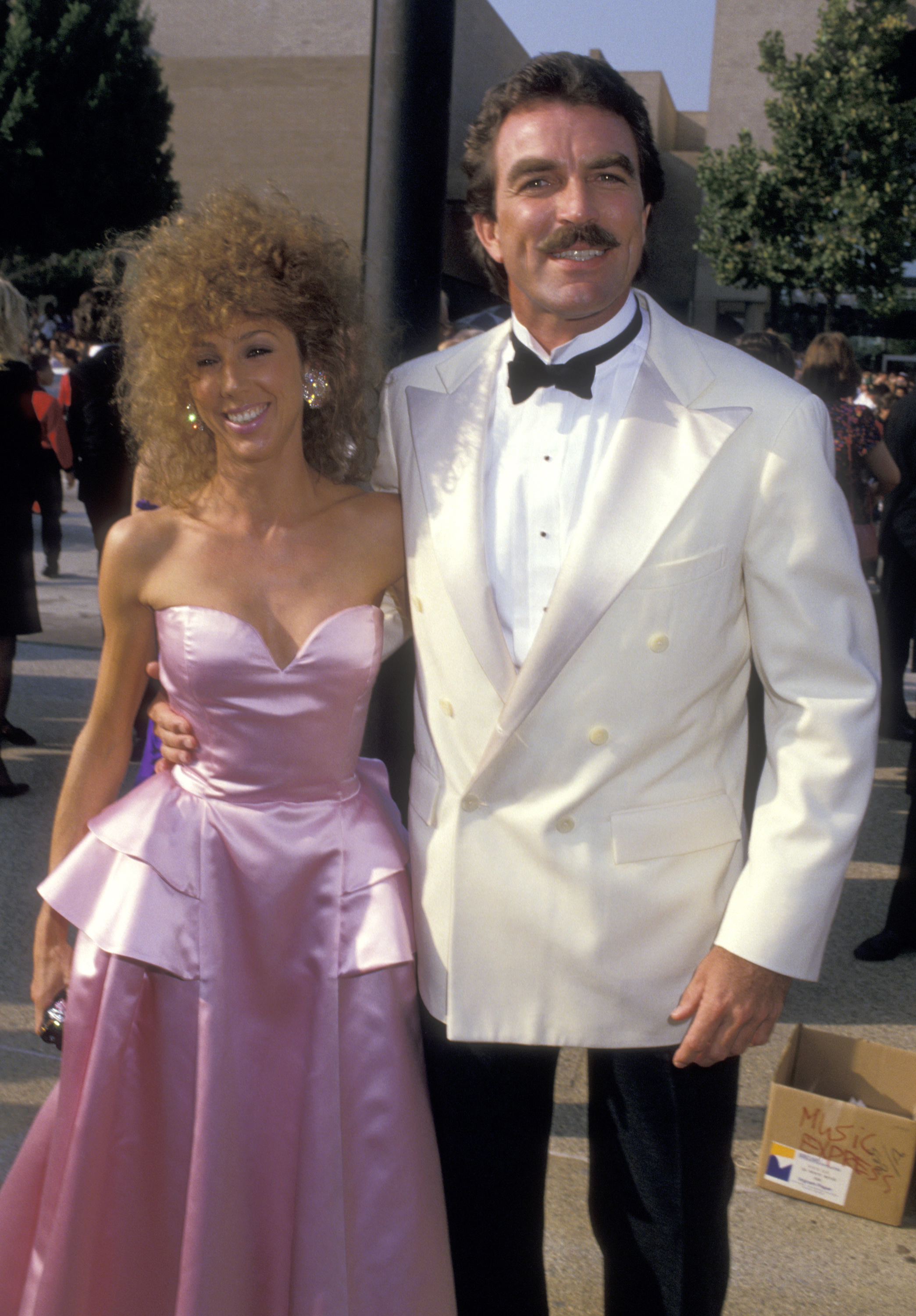 Jillie Mack et Tom Selleck lors de la 39e cérémonie annuelle des Emmy Awards, le 20 septembre 1987, à Pasadena, en Californie. | Source : Getty Images