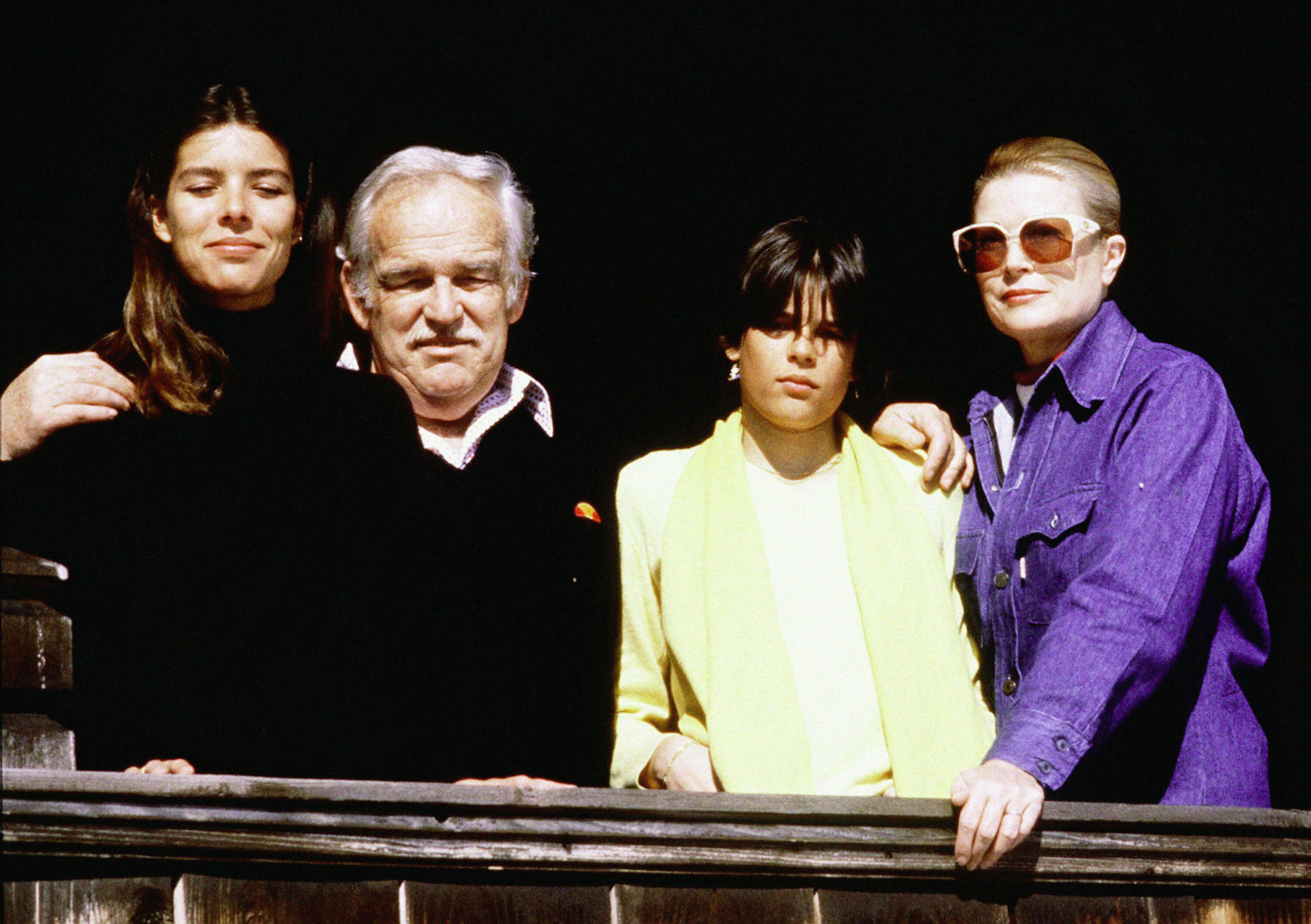 La princesse Caroline, le prince Rainier III de Monaco, la princesse Stéphanie et la princesse Grace à Gstaad, en Suisse, en 1981. | Source : Getty Images