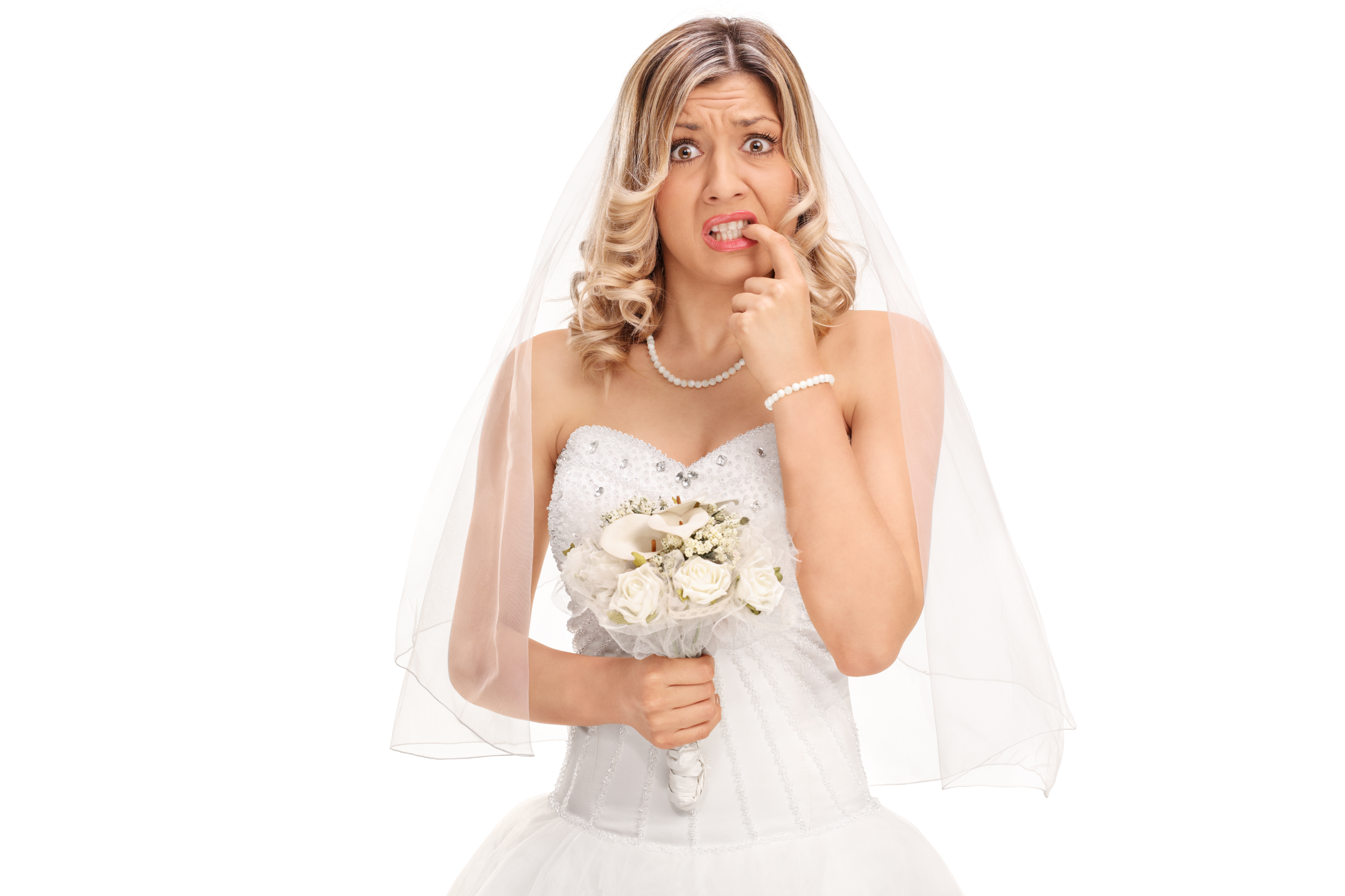 Une jeune mariée nerveuse qui se ronge les ongles | Source : Shutterstock