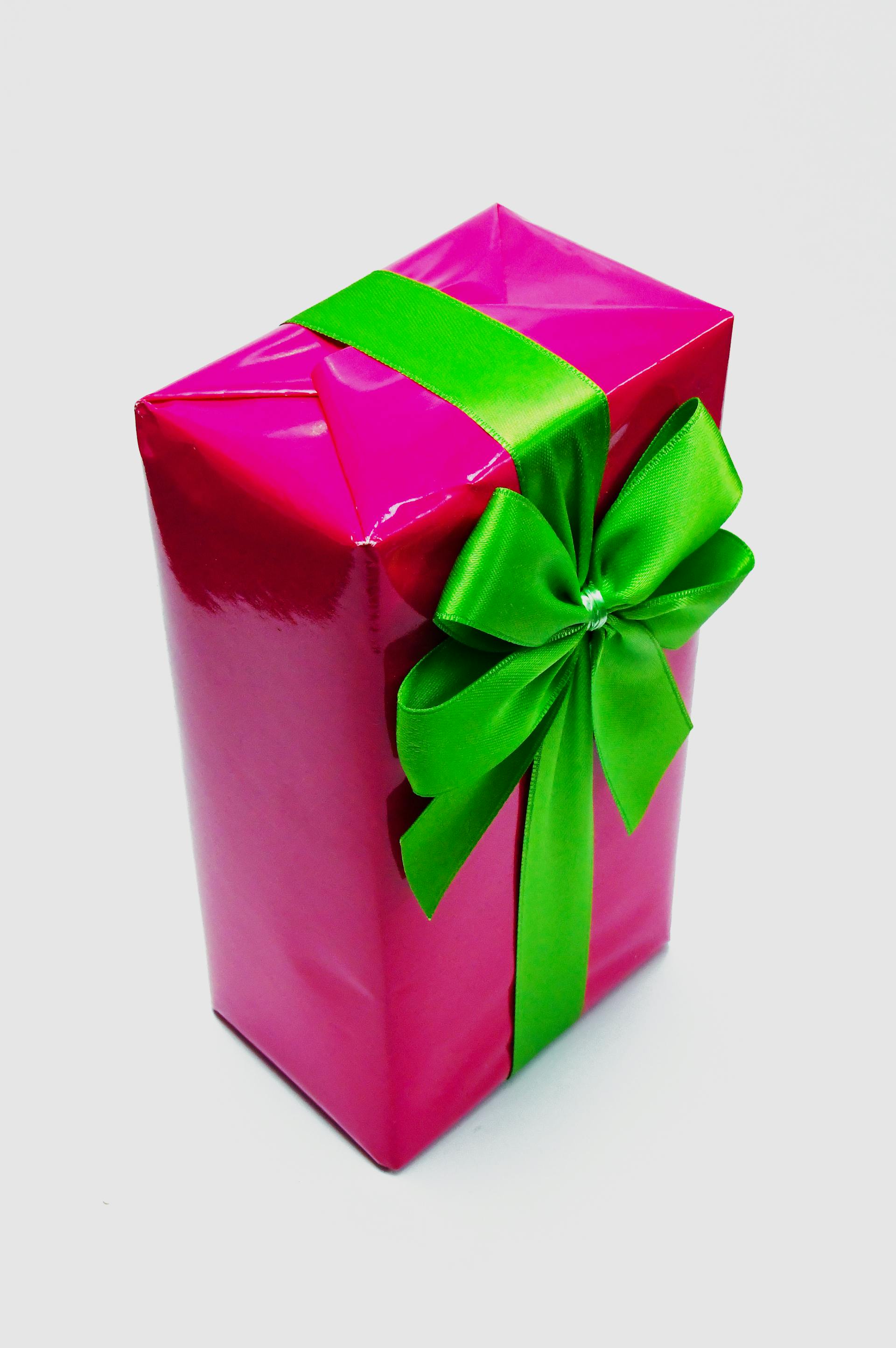 Un cadeau décoré d'un ruban | Source : Pexels