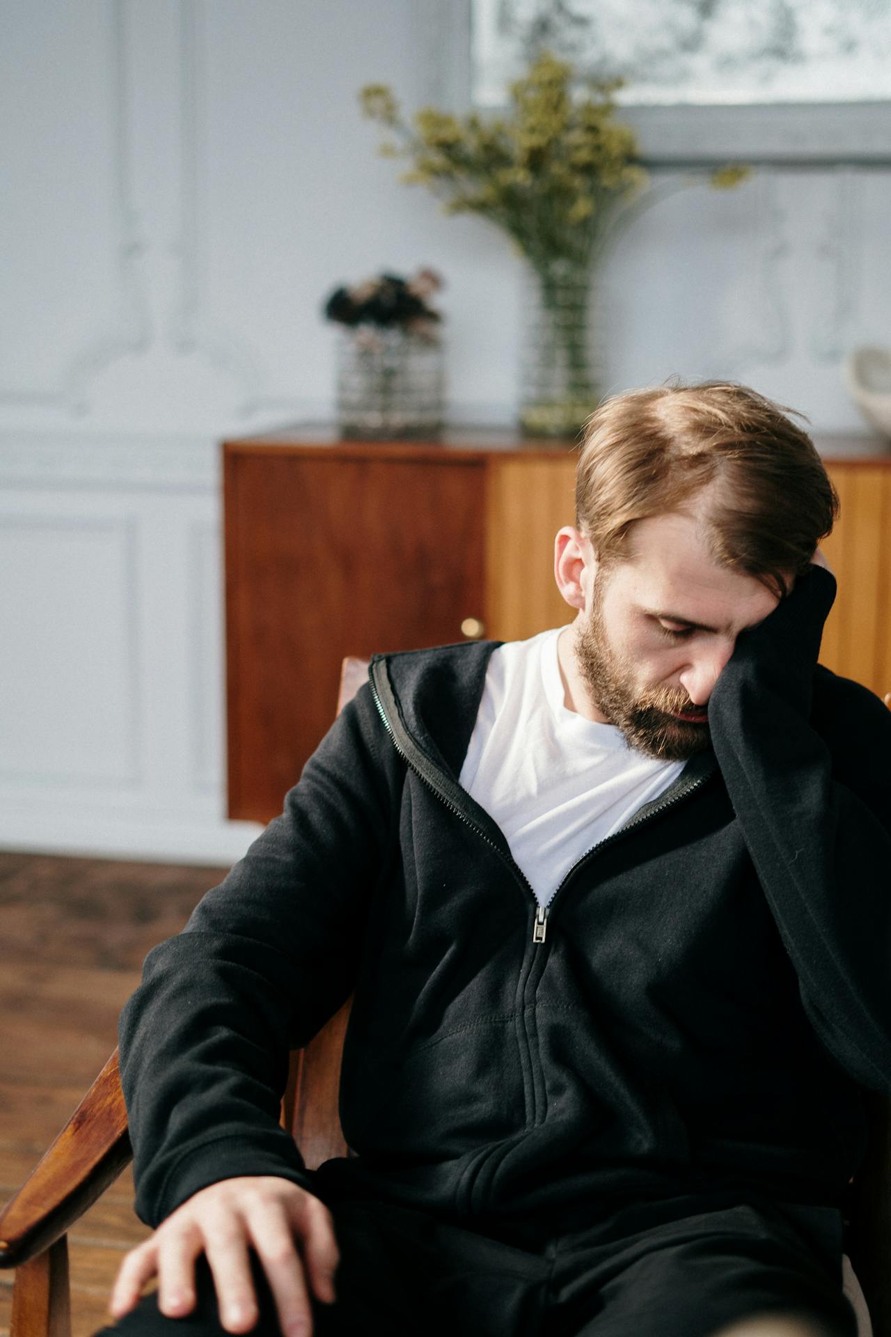 Un homme découragé assis sur la chaise | Source : Pexels