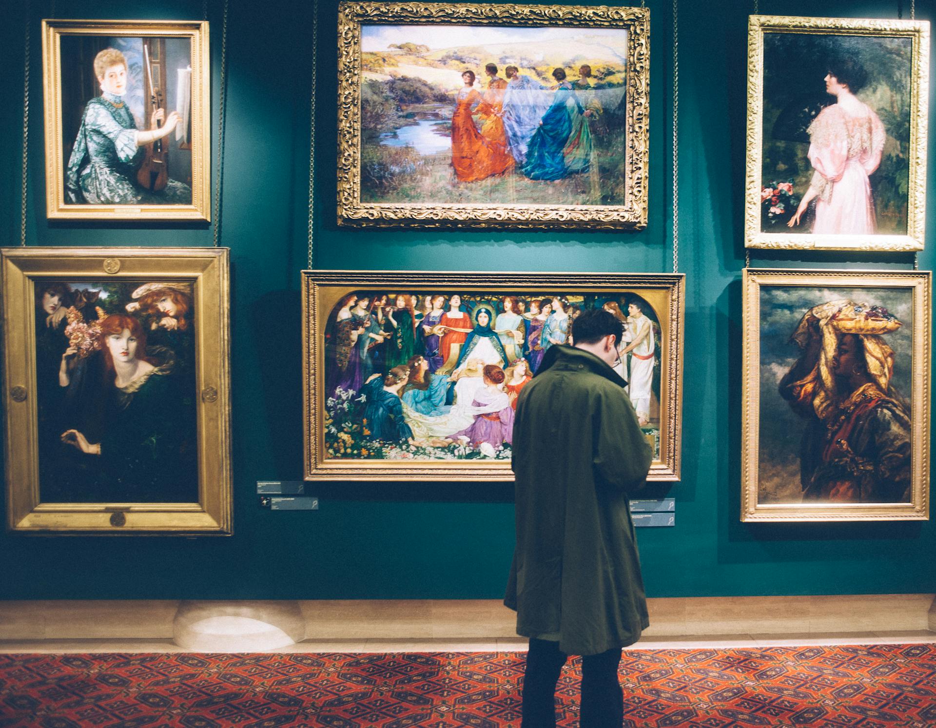 Un homme debout devant des tableaux | Source : Pexels