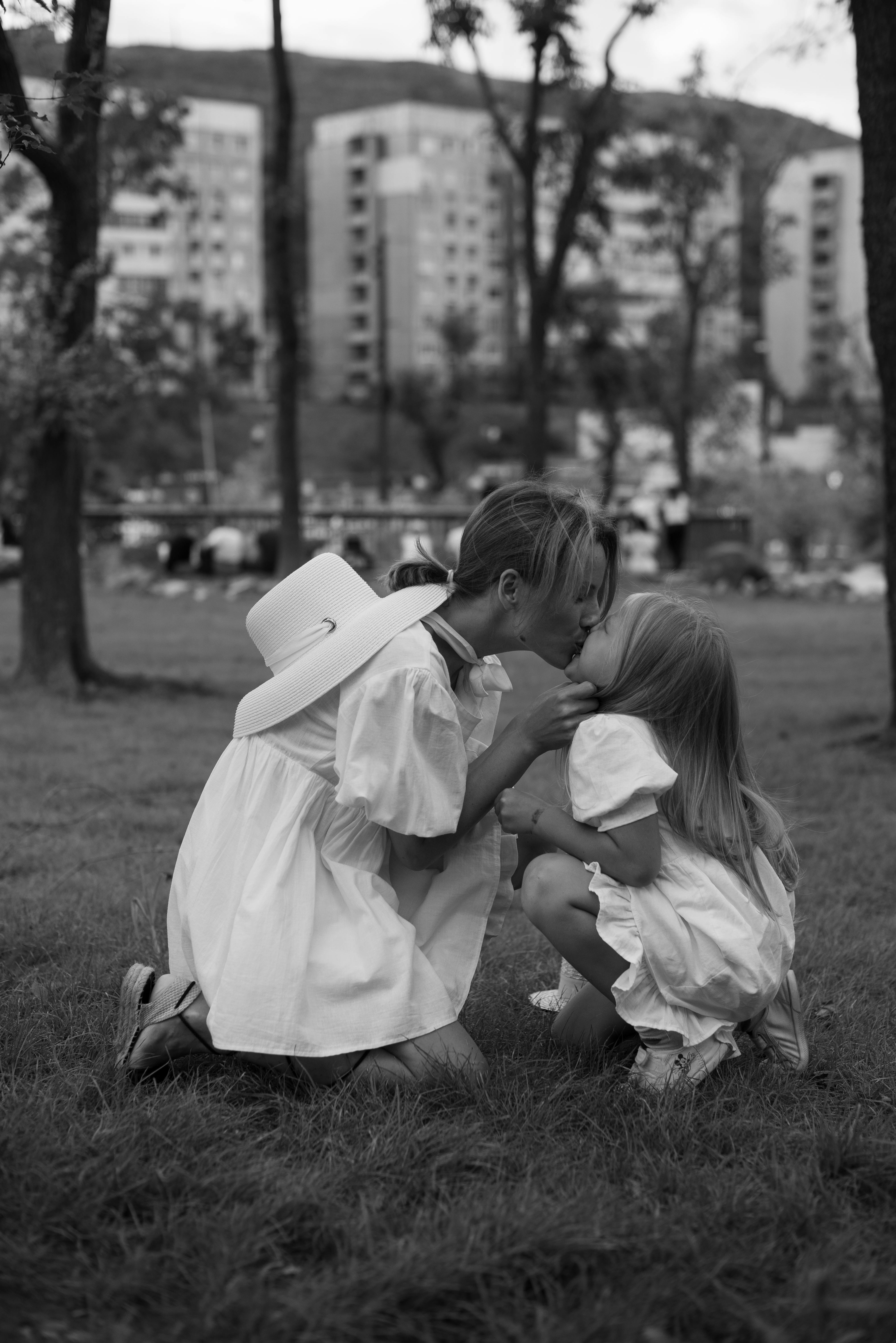 A mother and daughter kiss | Source: Pexels