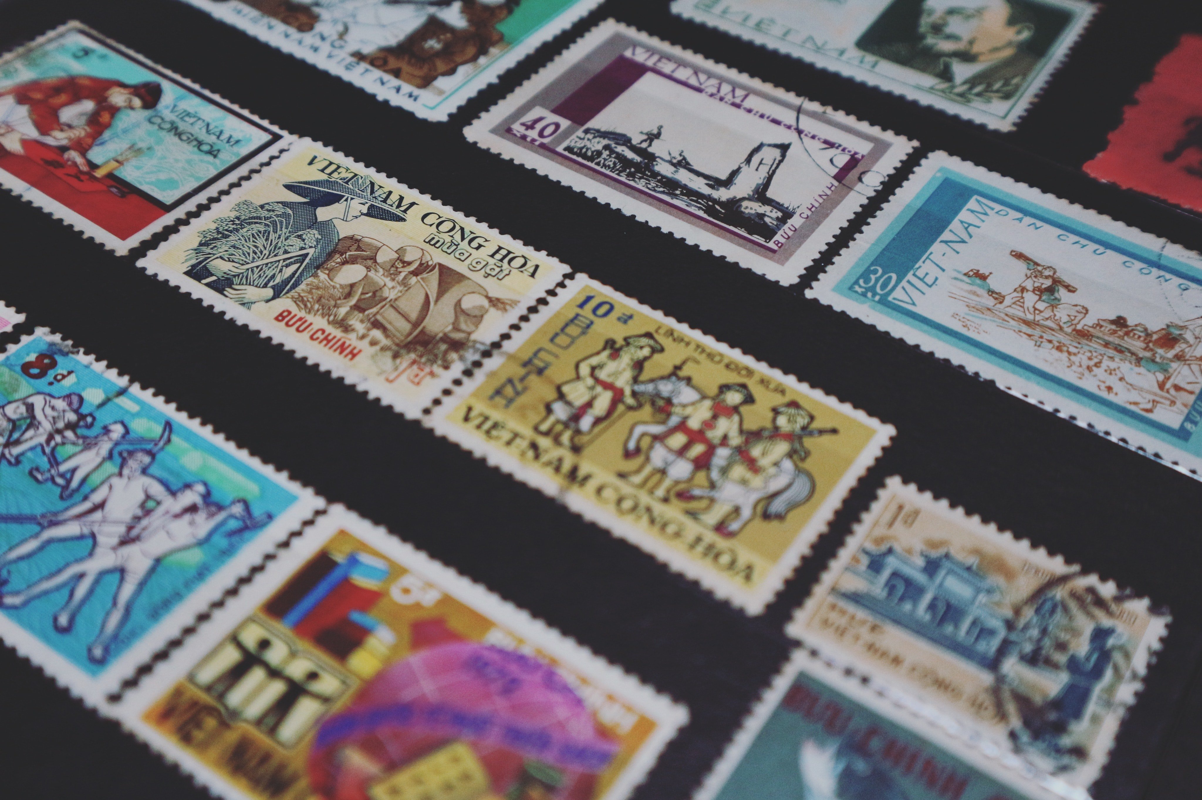 Pour l'un des anniversaires de Jack, Sally lui a offert un énorme album daté rempli de timbres. | Source : Pexels
