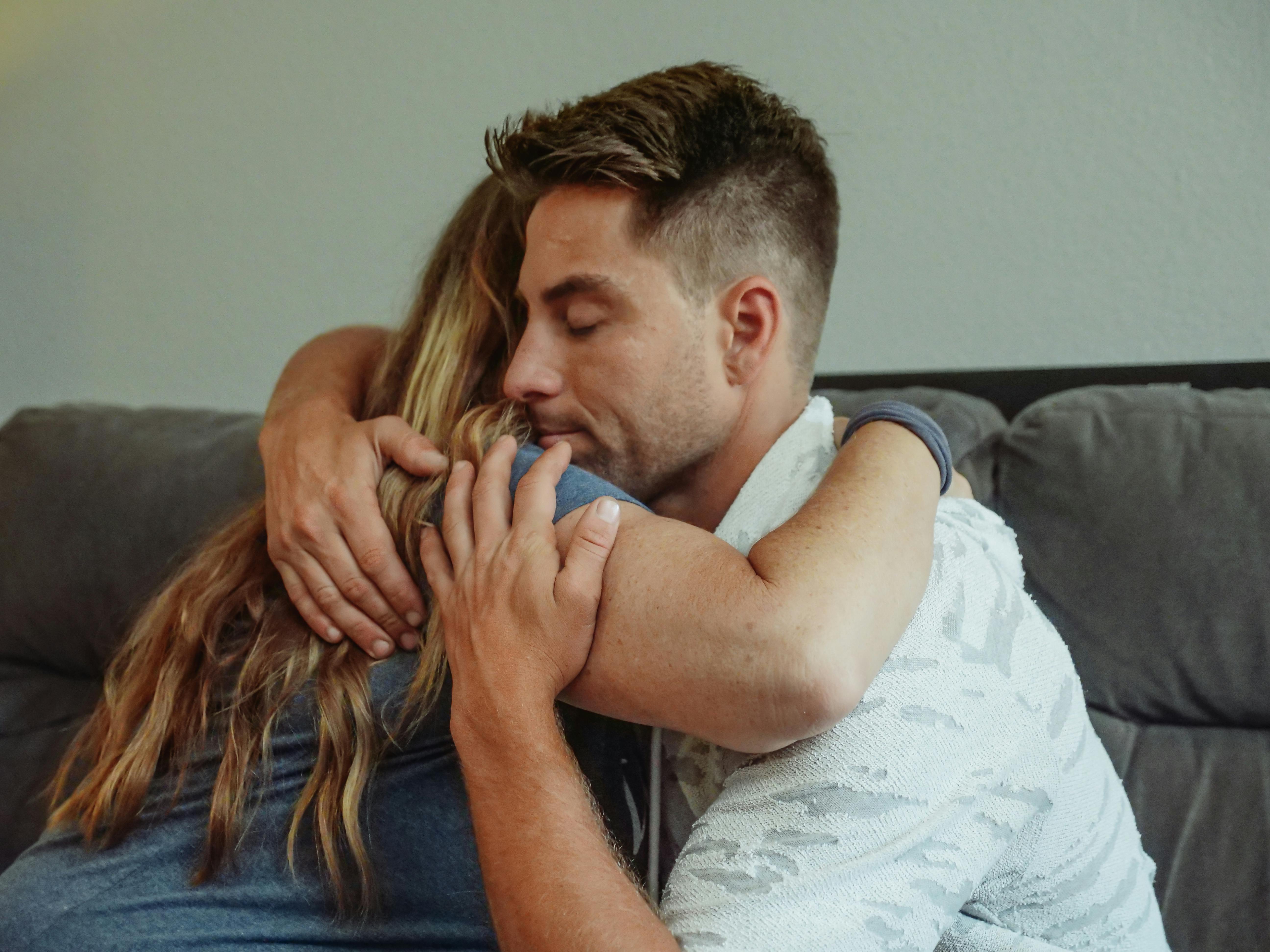 Un homme qui serre une femme dans ses bras | Source : Pexels