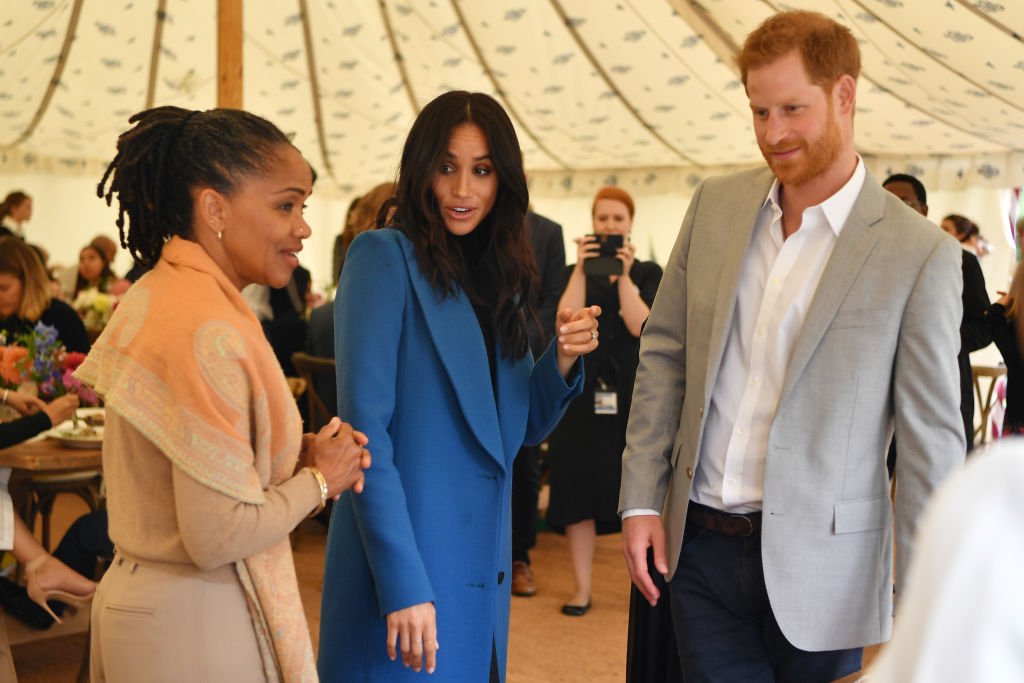 Doria Ragland en compagnie de sa fille et du Prince Harry en 2018 à Londres. l Source : Getty Images