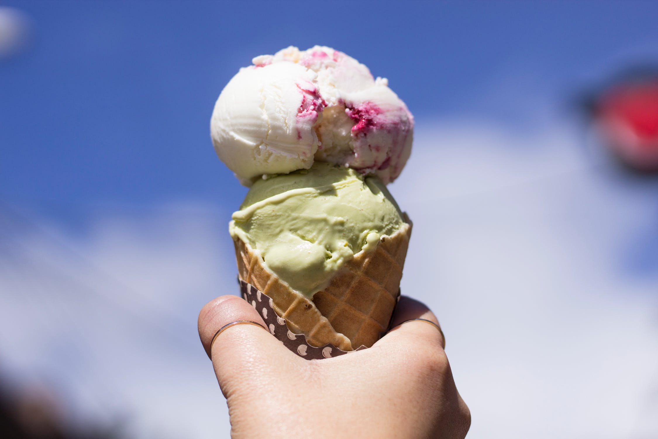 Sam achetait une glace à Mia lorsqu'elle a vu quelqu'un qu'elle a reconnu | Source : Pexels