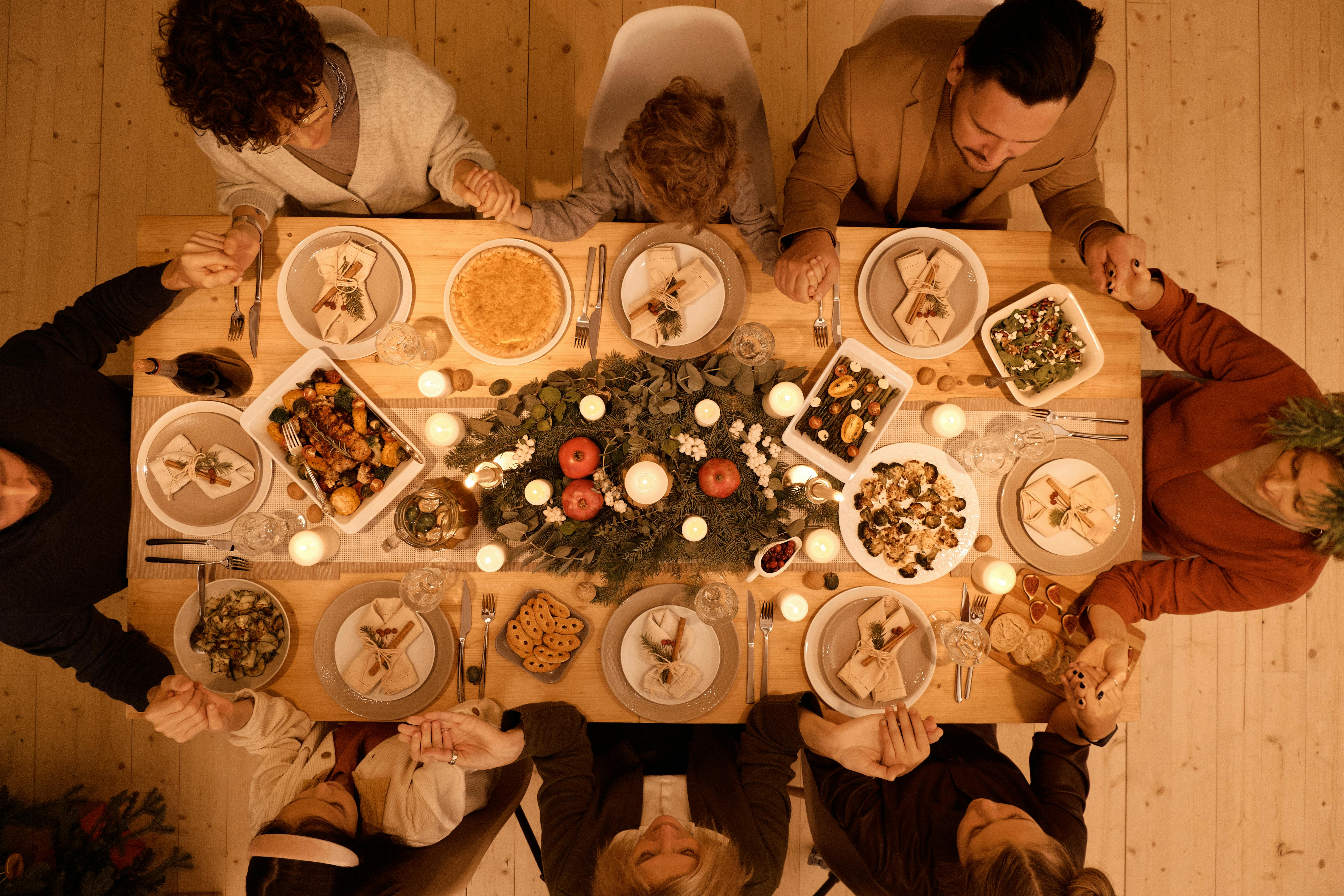 Une famille assise autour d'une table à Noël | Source : Pexels