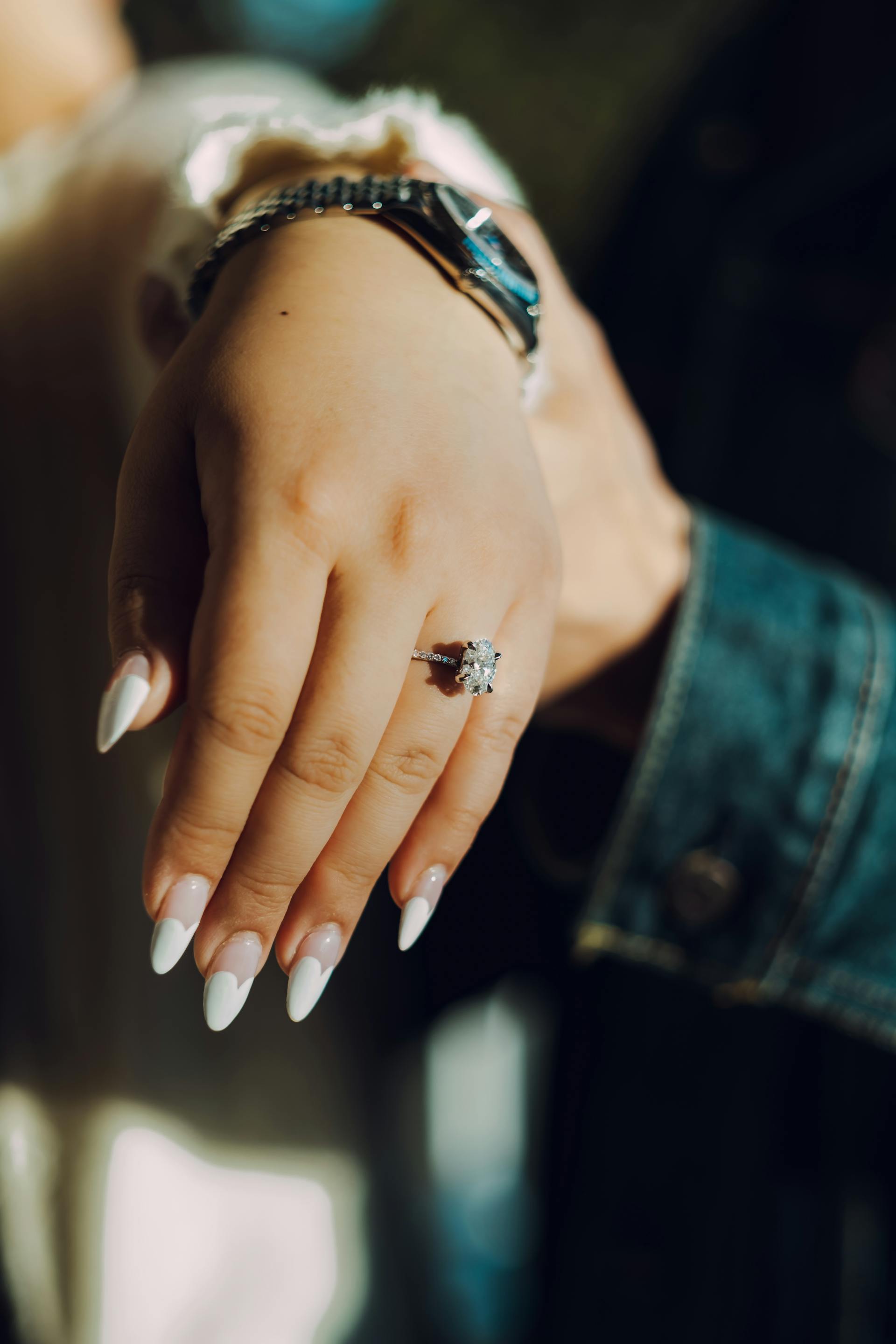 Une femme portant une bague de fiançailles | Source : Pexels