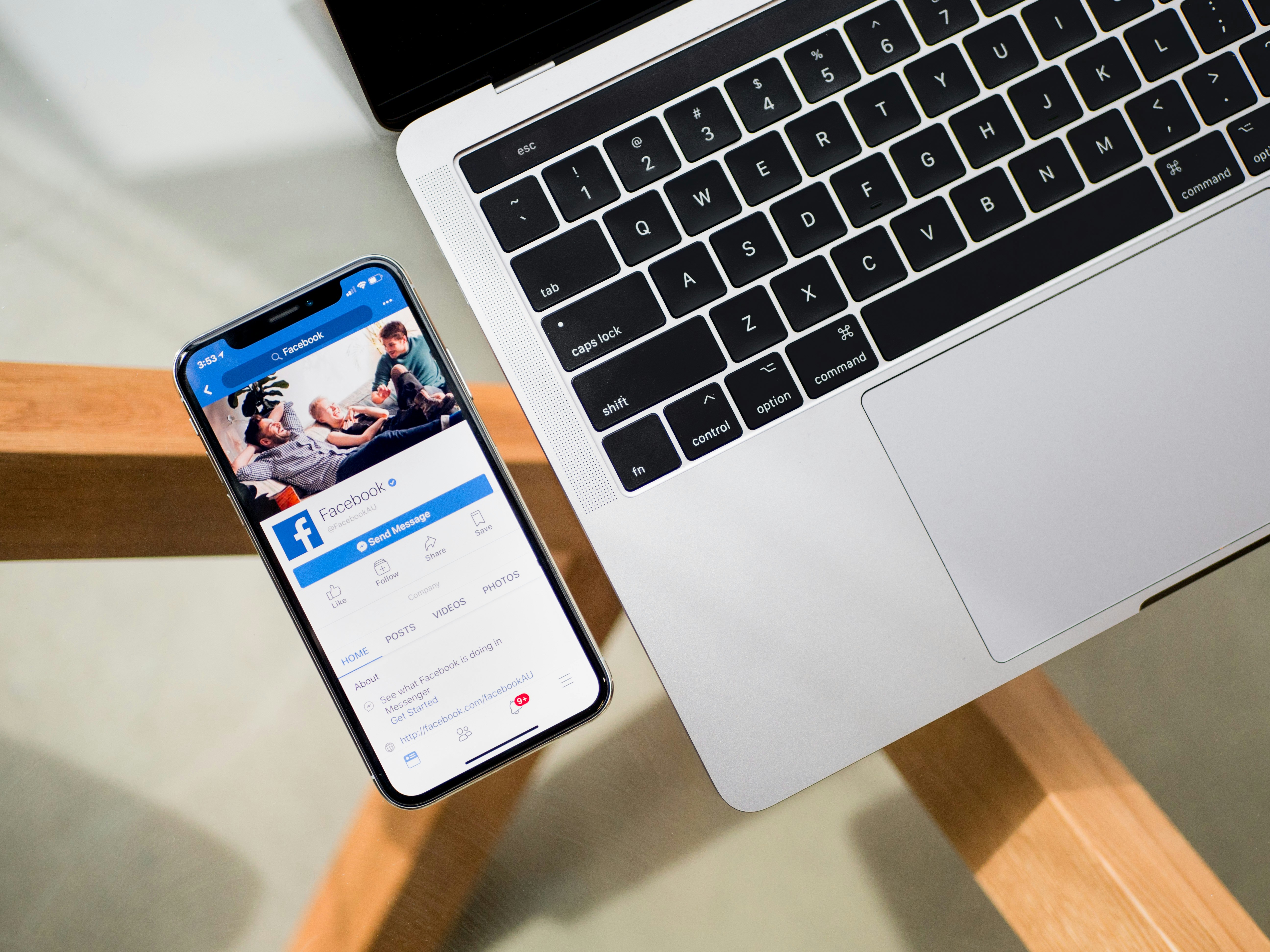 L'application Facebook ouverte sur un téléphone à côté d'un ordinateur portable | Source : Unsplash