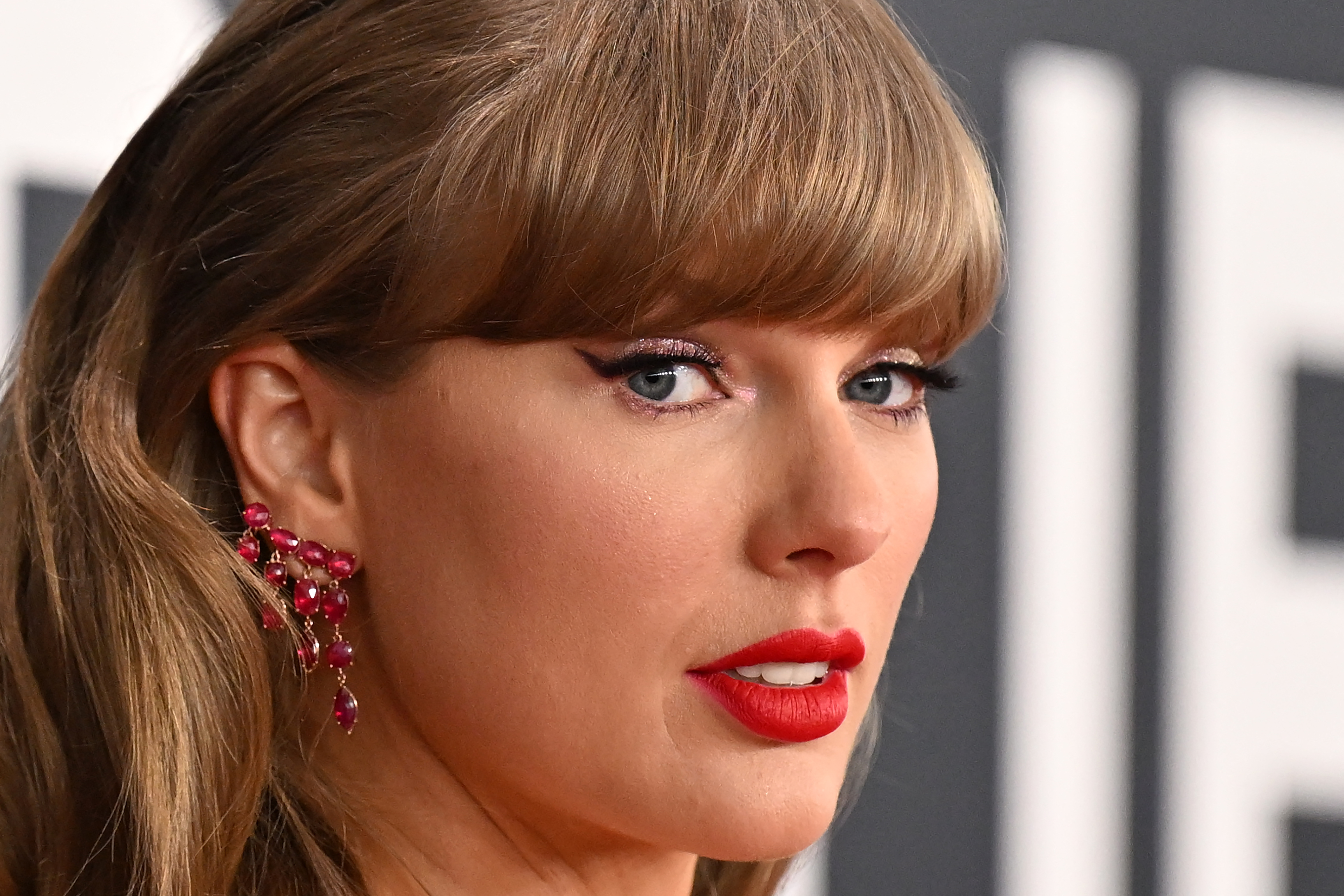 Lors de la 67e cérémonie des Grammy Awards, le 2 février 2025, la frange de Swift faisait déjà partie intégrante de son look, tandis que le reste de ses cheveux restait long. Les photos prises à Londres laissent penser que c'est la longueur globale de ses cheveux, plutôt que sa frange emblématique, qui avait changé. | Source : Getty Images