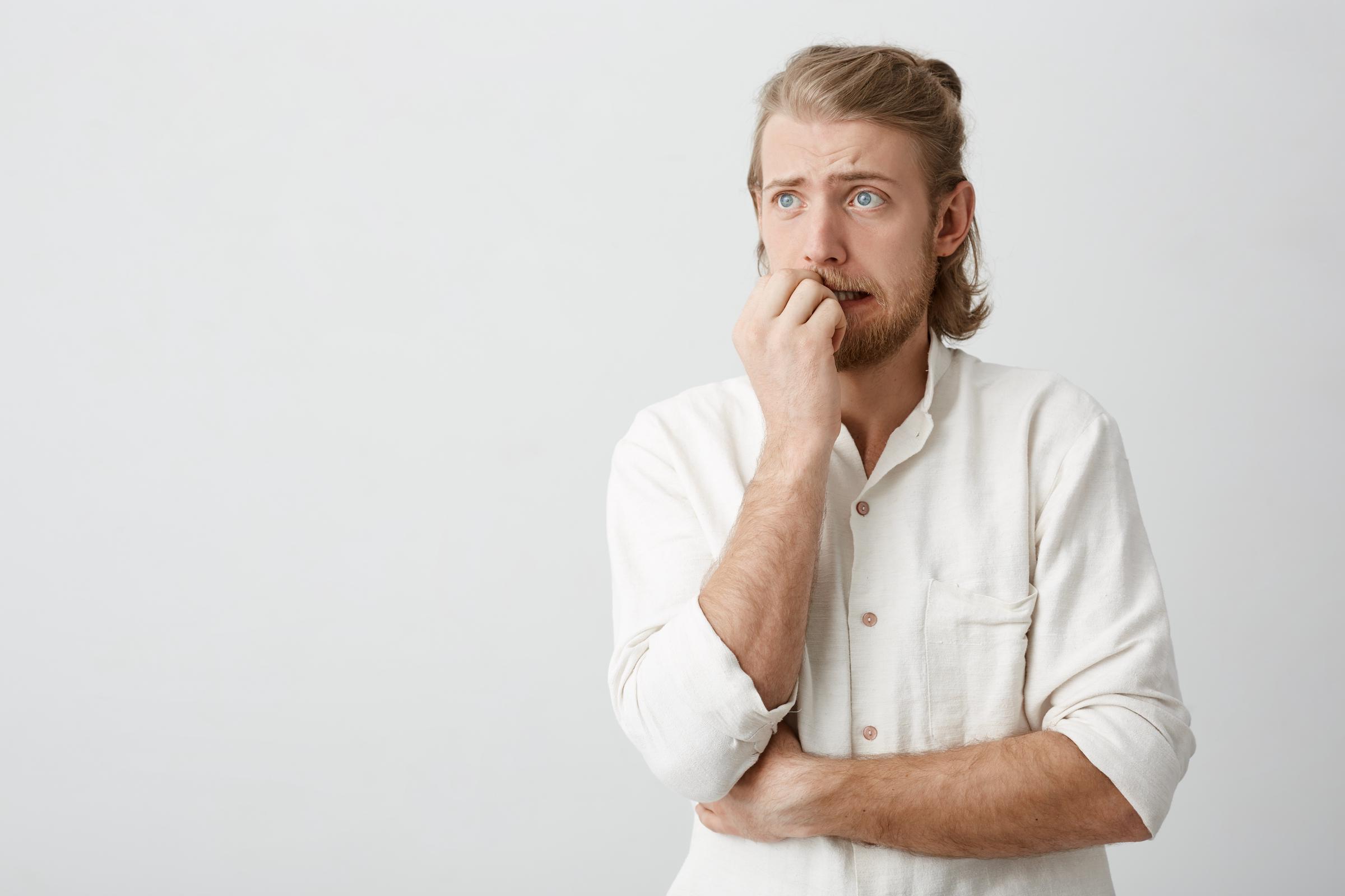 Un homme nerveux | Source : Freepik