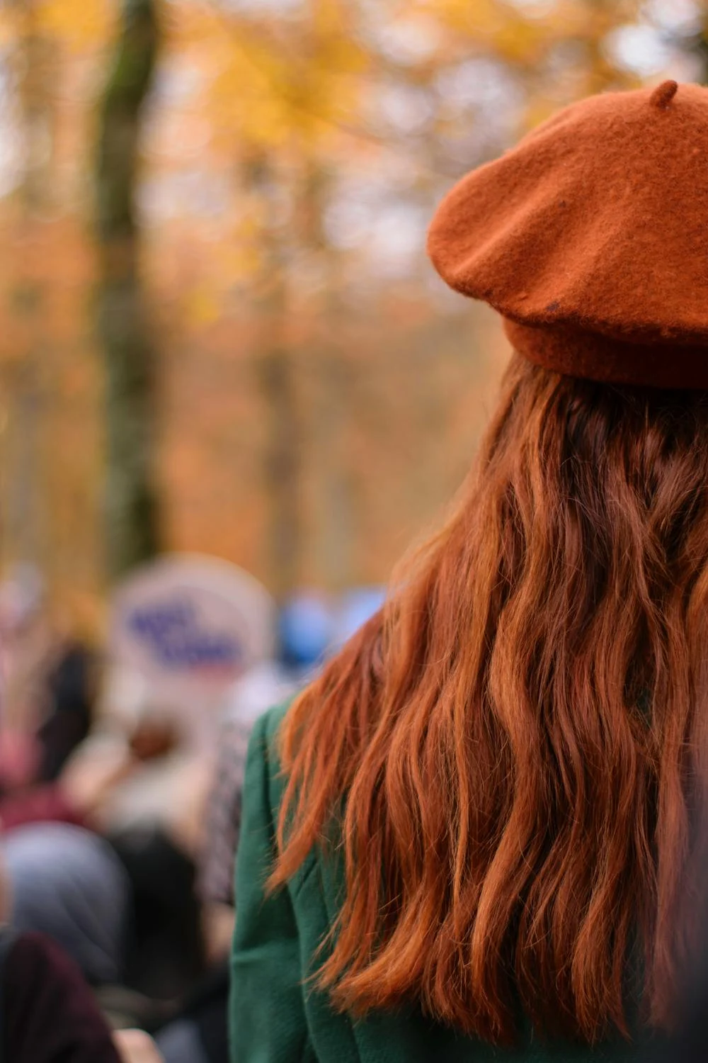Une femme se promenant dans sa cour | Source : Pexels