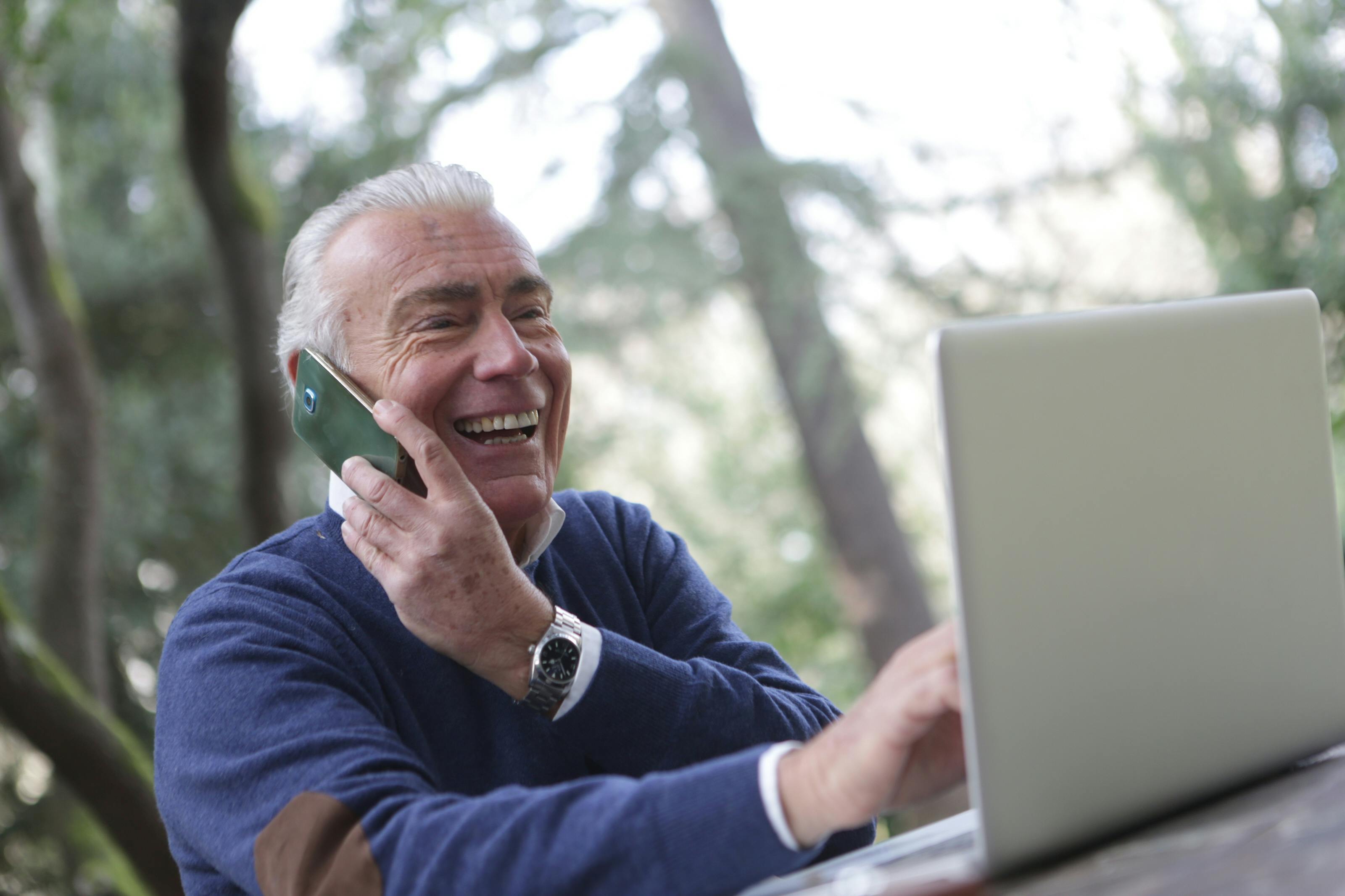 Un hombre que habla por teléfono | Fuente: Pexels