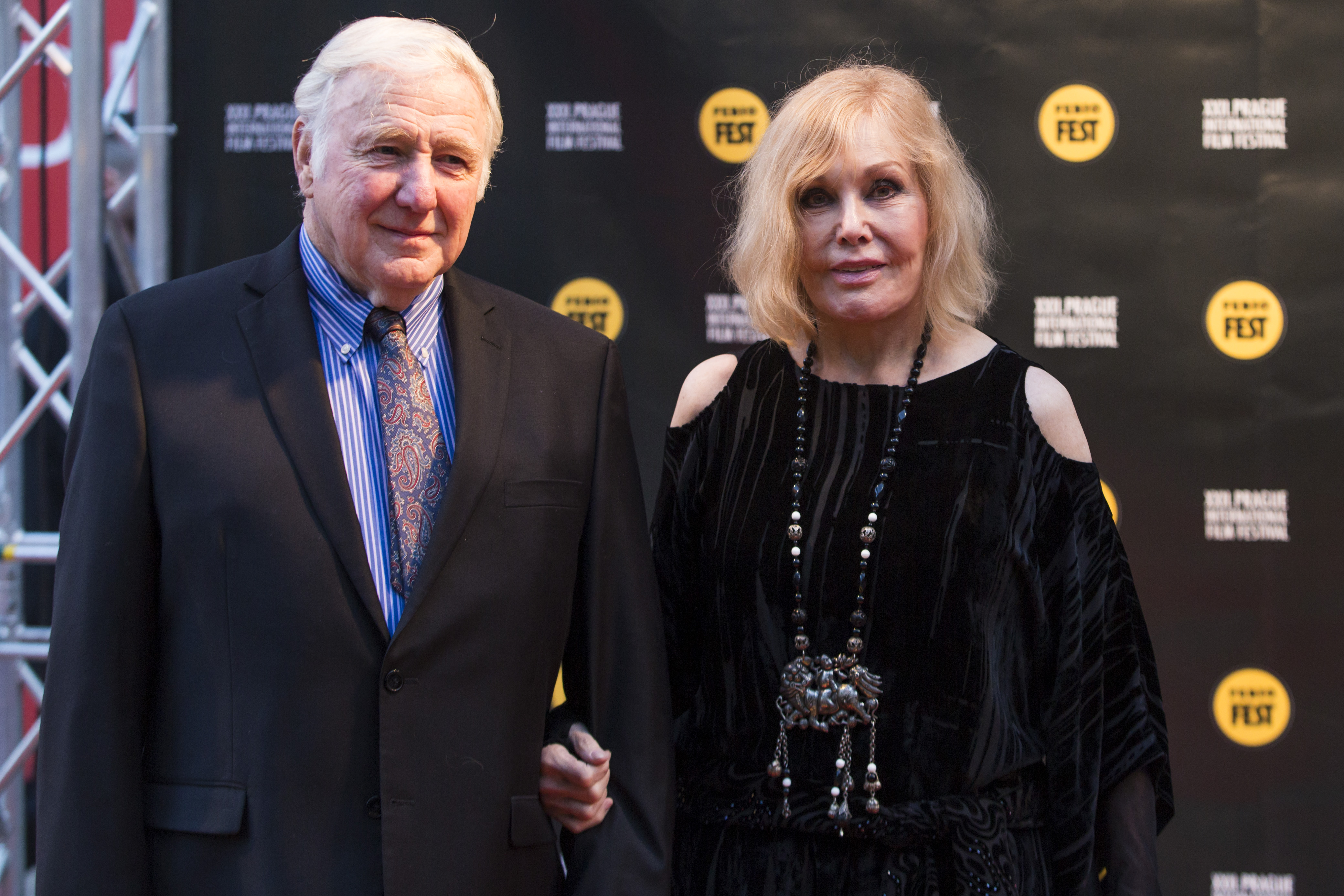 Kim Novak et Robert Malloy arrivent à la cérémonie d'ouverture lors du festival international du film Febiofest Prague à Prague, en République tchèque, le 19 mars 2015. | Source : Getty Images