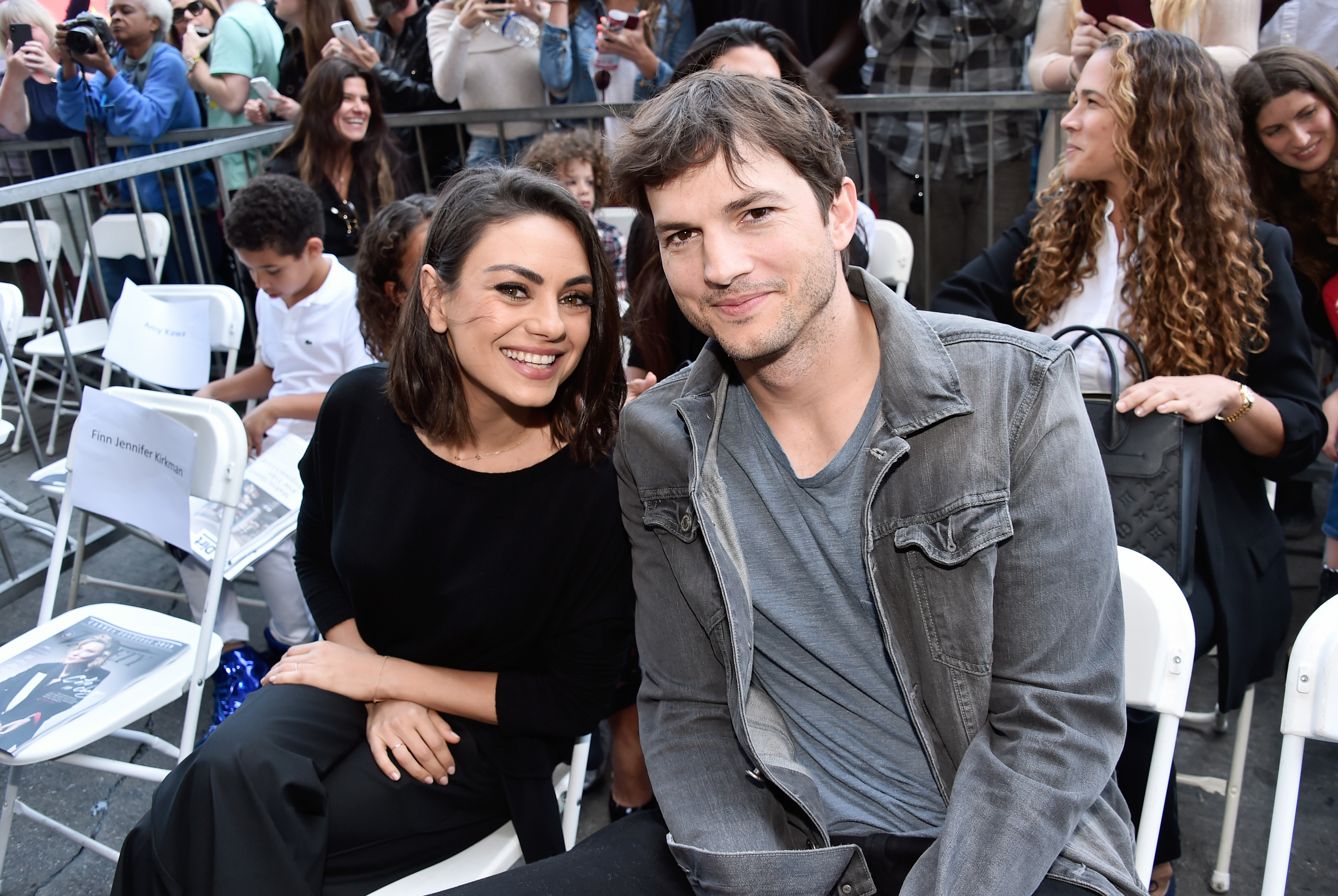 Mila Kunis et Ashton Kutcher photographiés le 13 novembre 2022 | Source : Getty Images