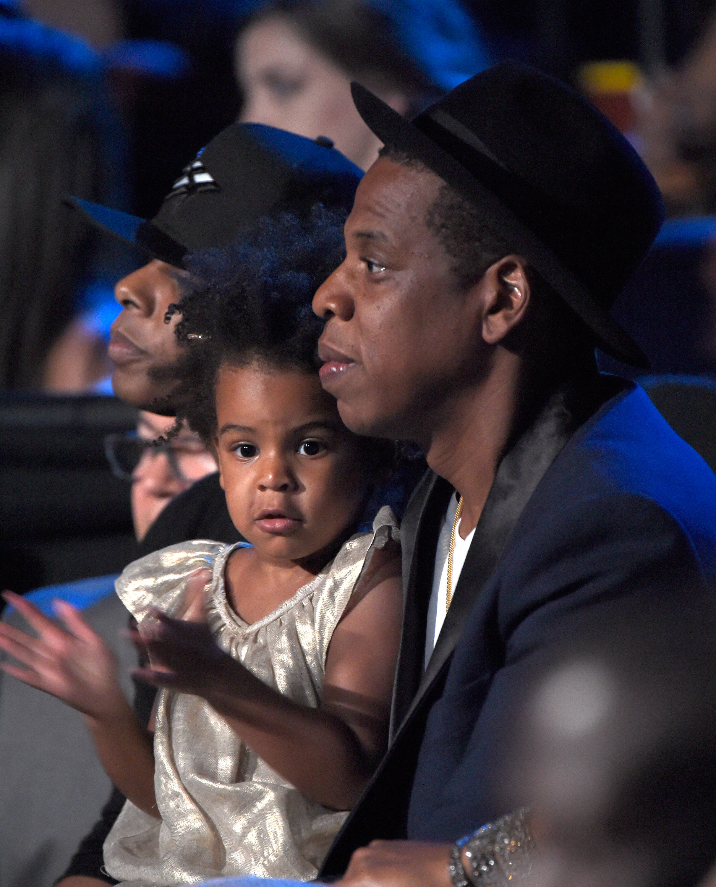 Blue Ivy Carter et Jay Z dans le public regardant Beyonce se produire lors des MTV Video Music Awards 2014 le 24 août 2014 à Inglewood, Californie | Source : Getty Images