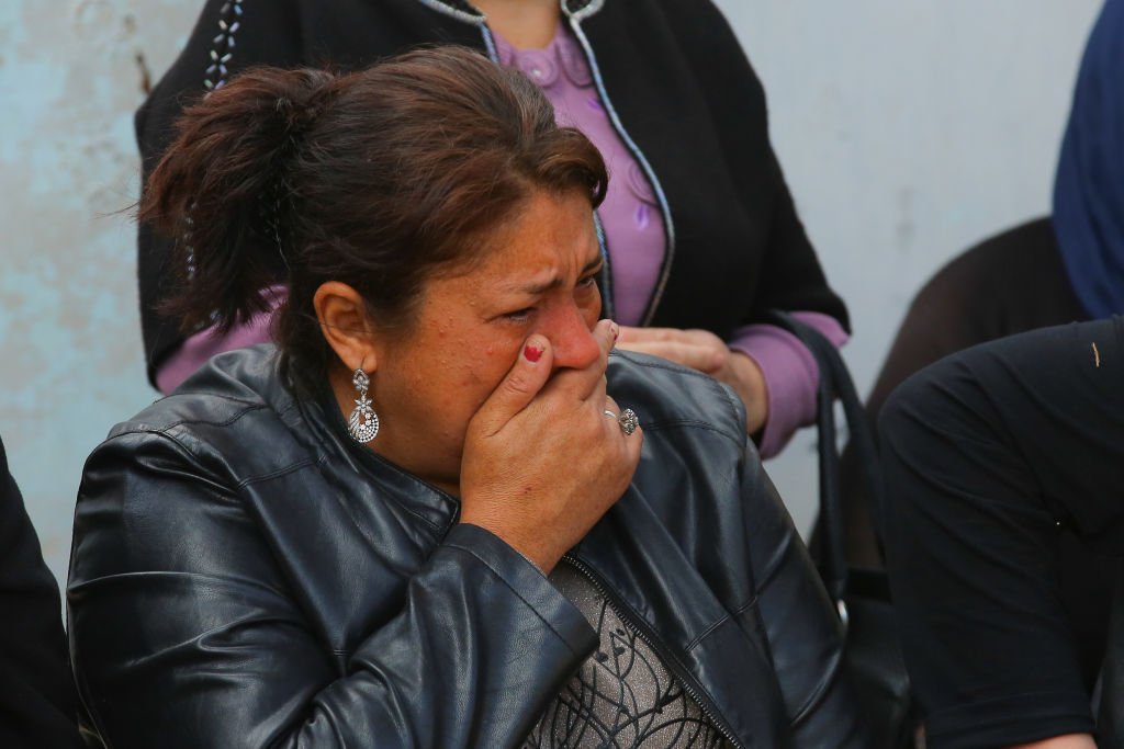 Une femme pleure en voyant des dommages | Photo : Getty Images