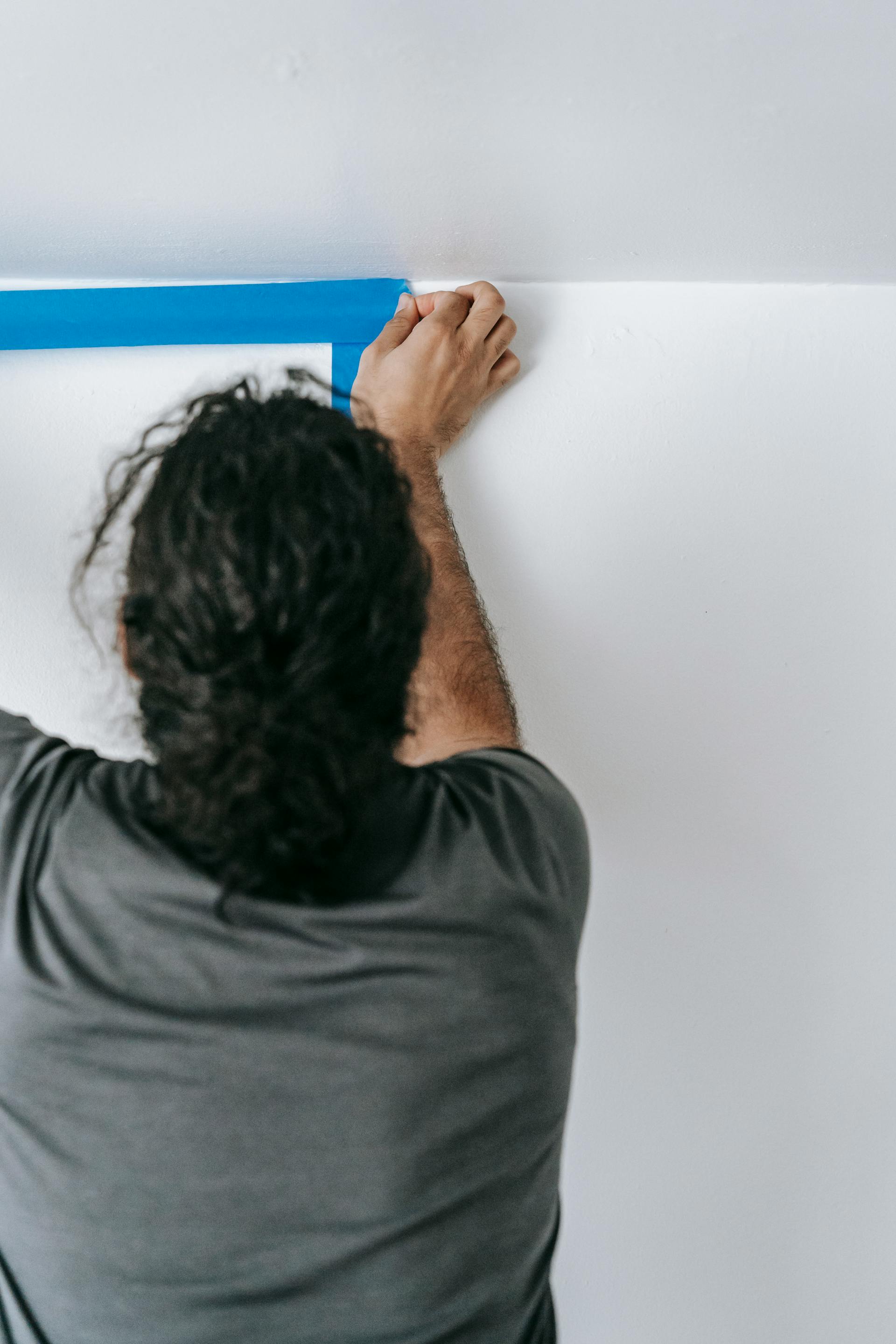 Un homme effectuant des travaux de rénovation dans une maison | Source : Pexels