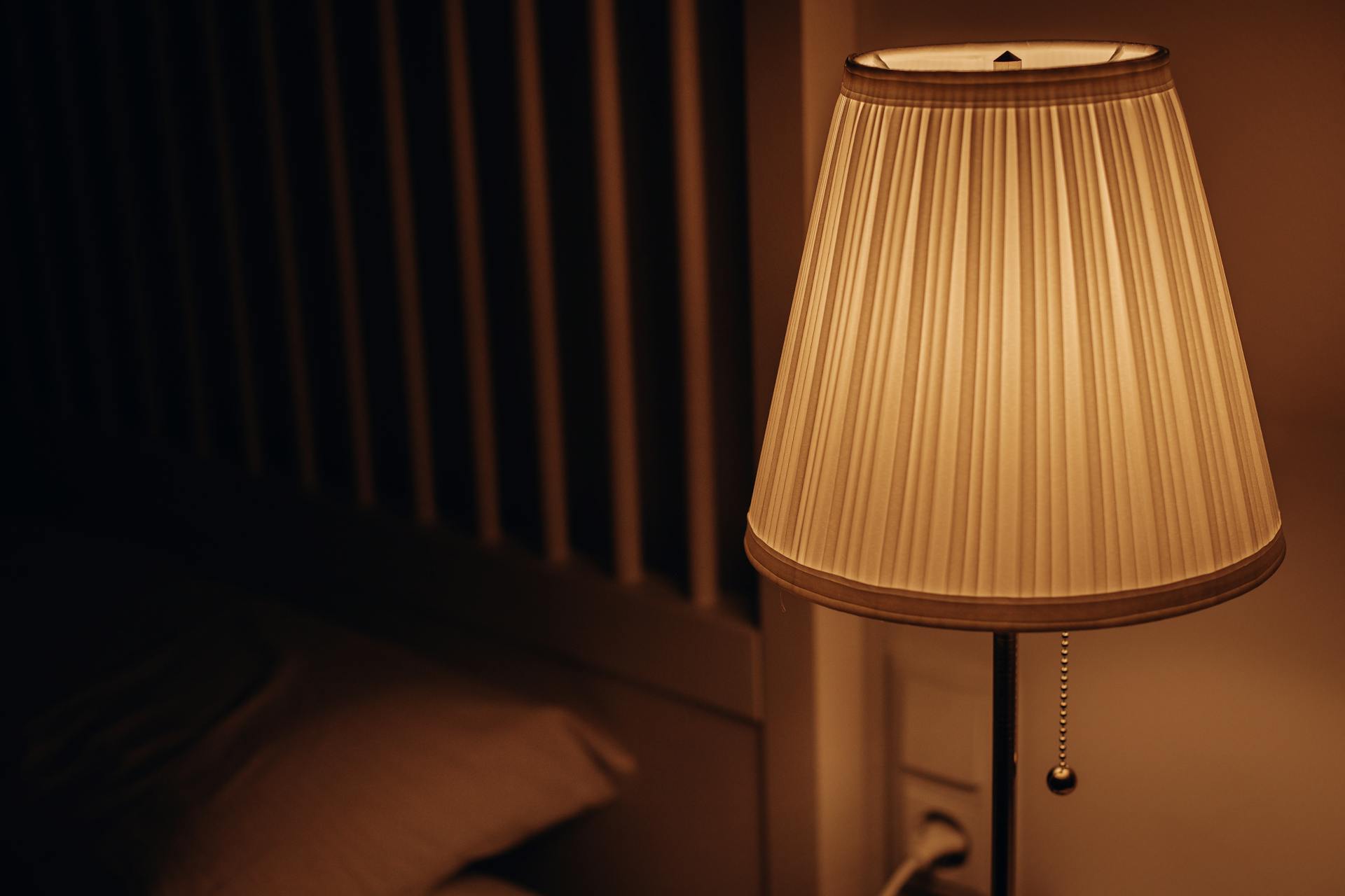 Une lampe sur une table | Source : Pexels