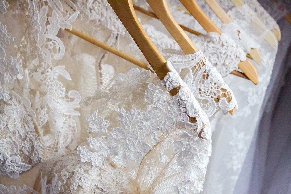 Une robe de mariée sur un cintre. l Source: Shutterstock