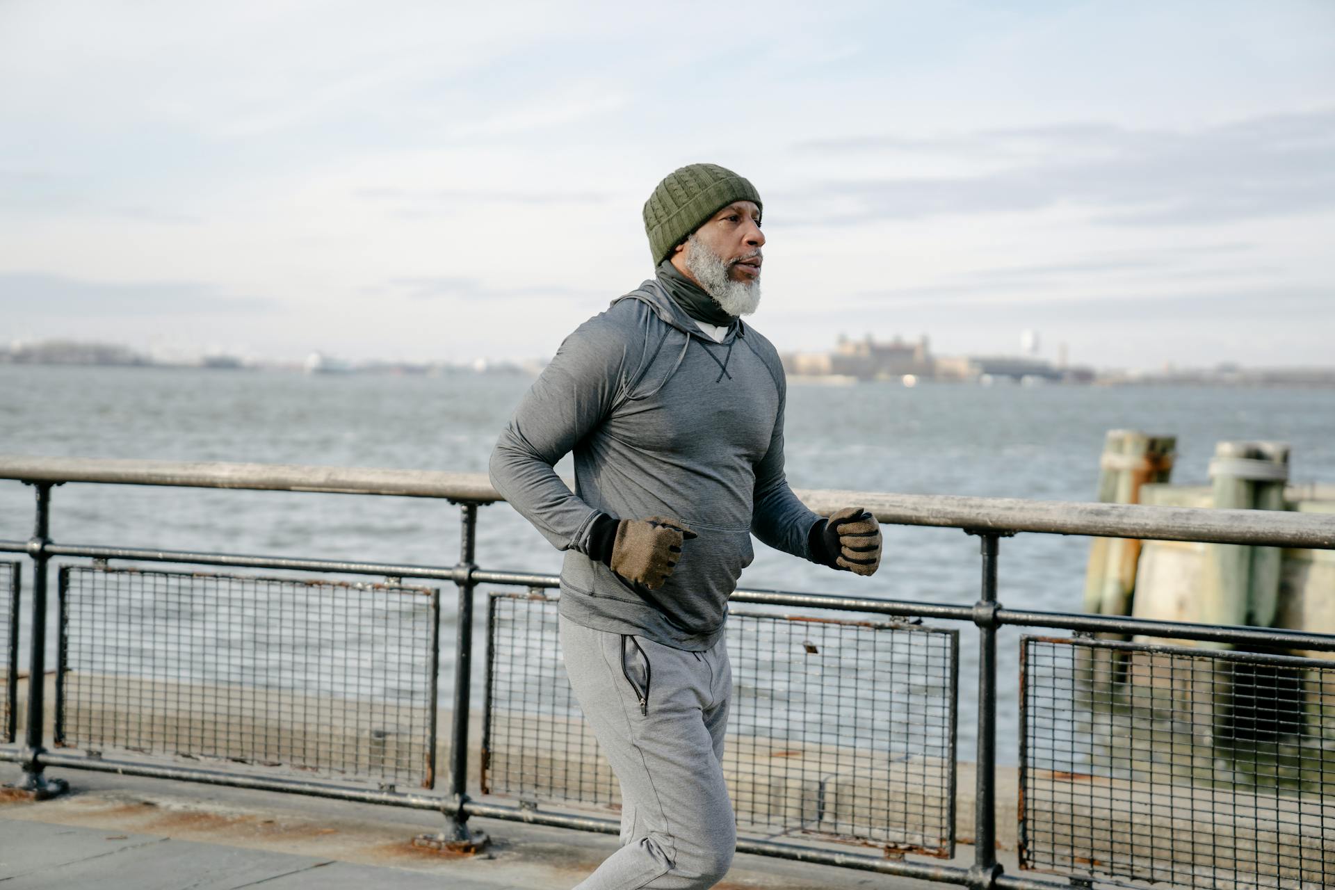 Vieil homme faisant son jogging | Source : Pexels