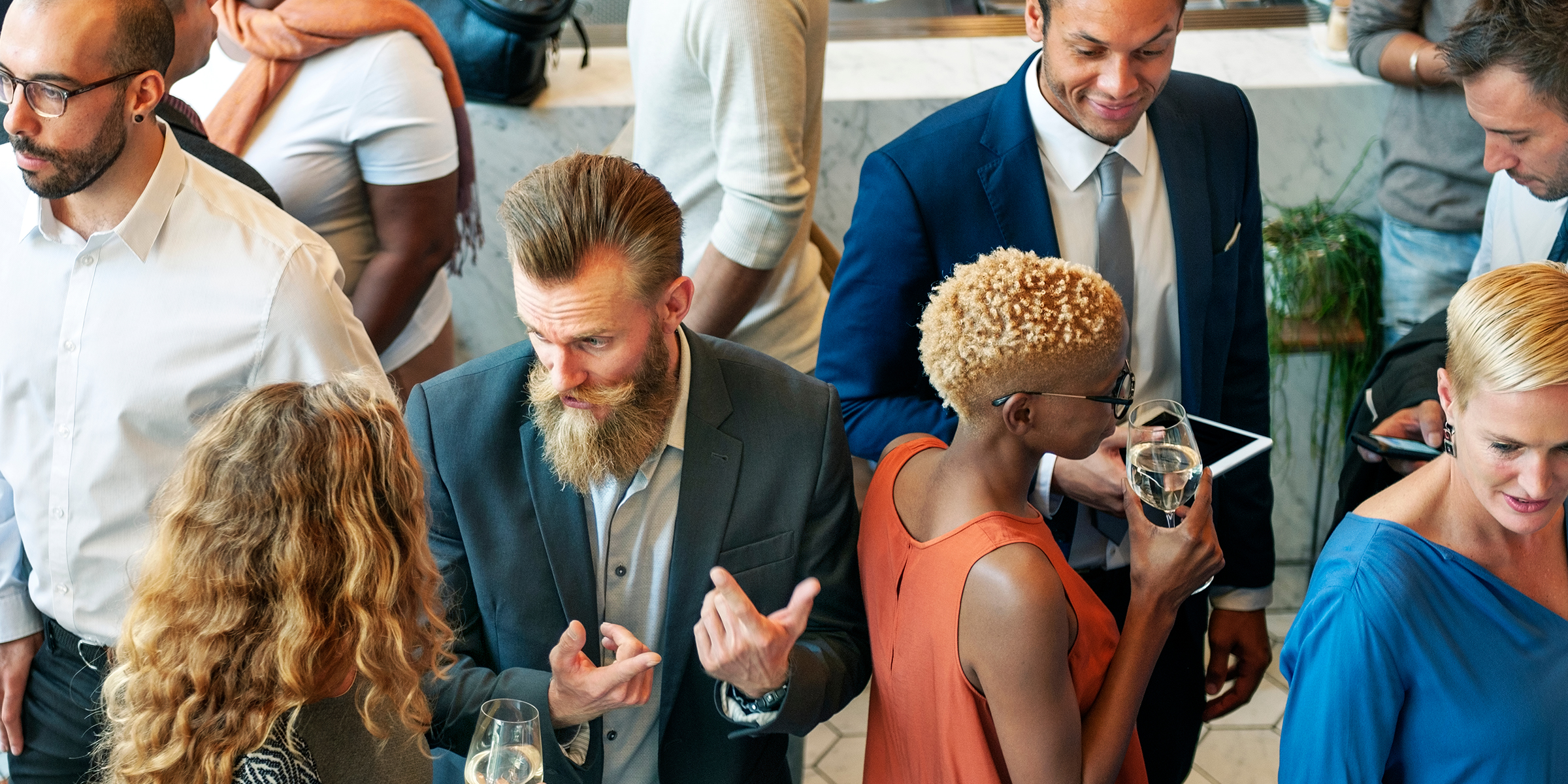 Des gens à une fête d'entreprise | Source : Shutterstock