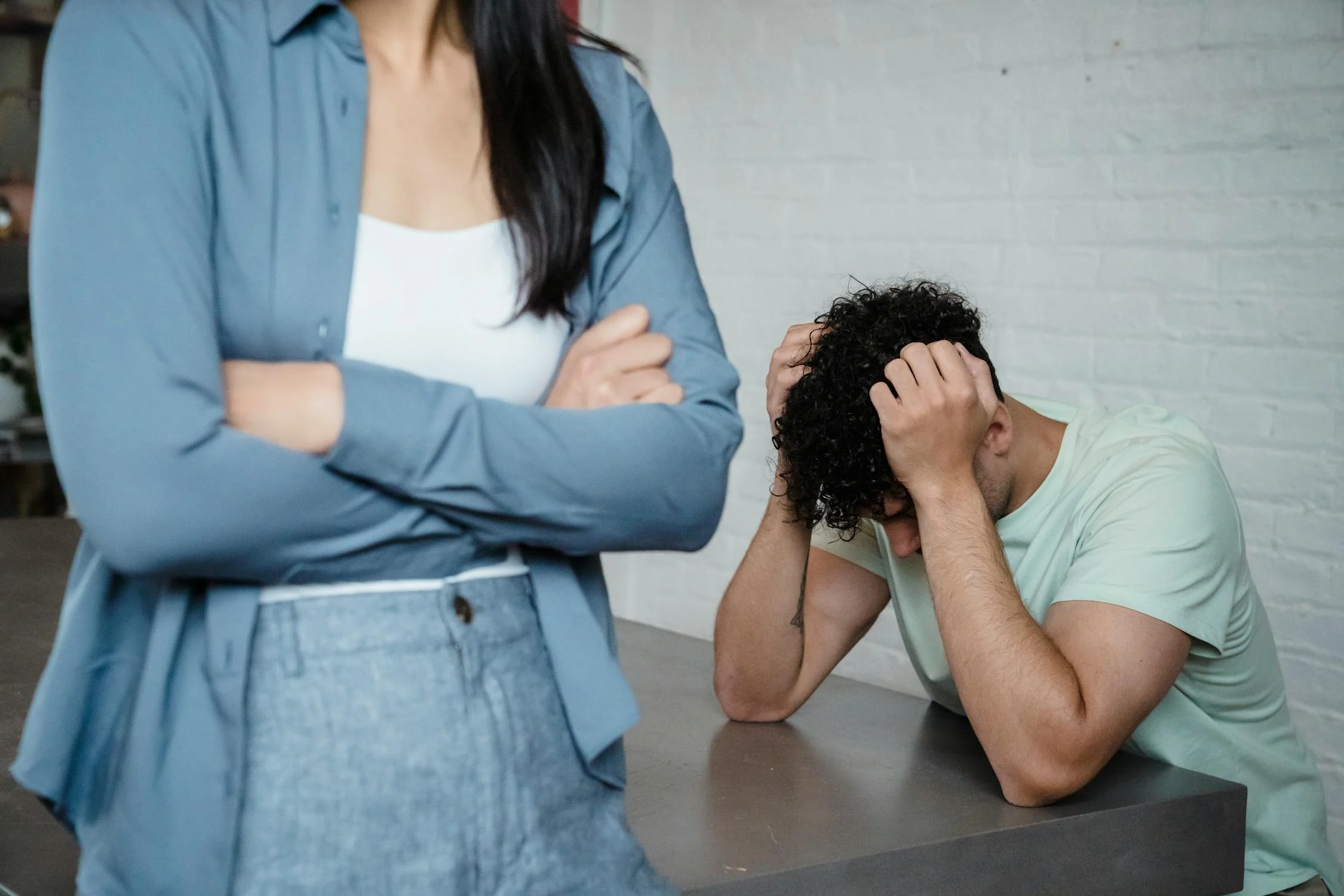 Un homme triste qui se serre la tête | Source : Pexels