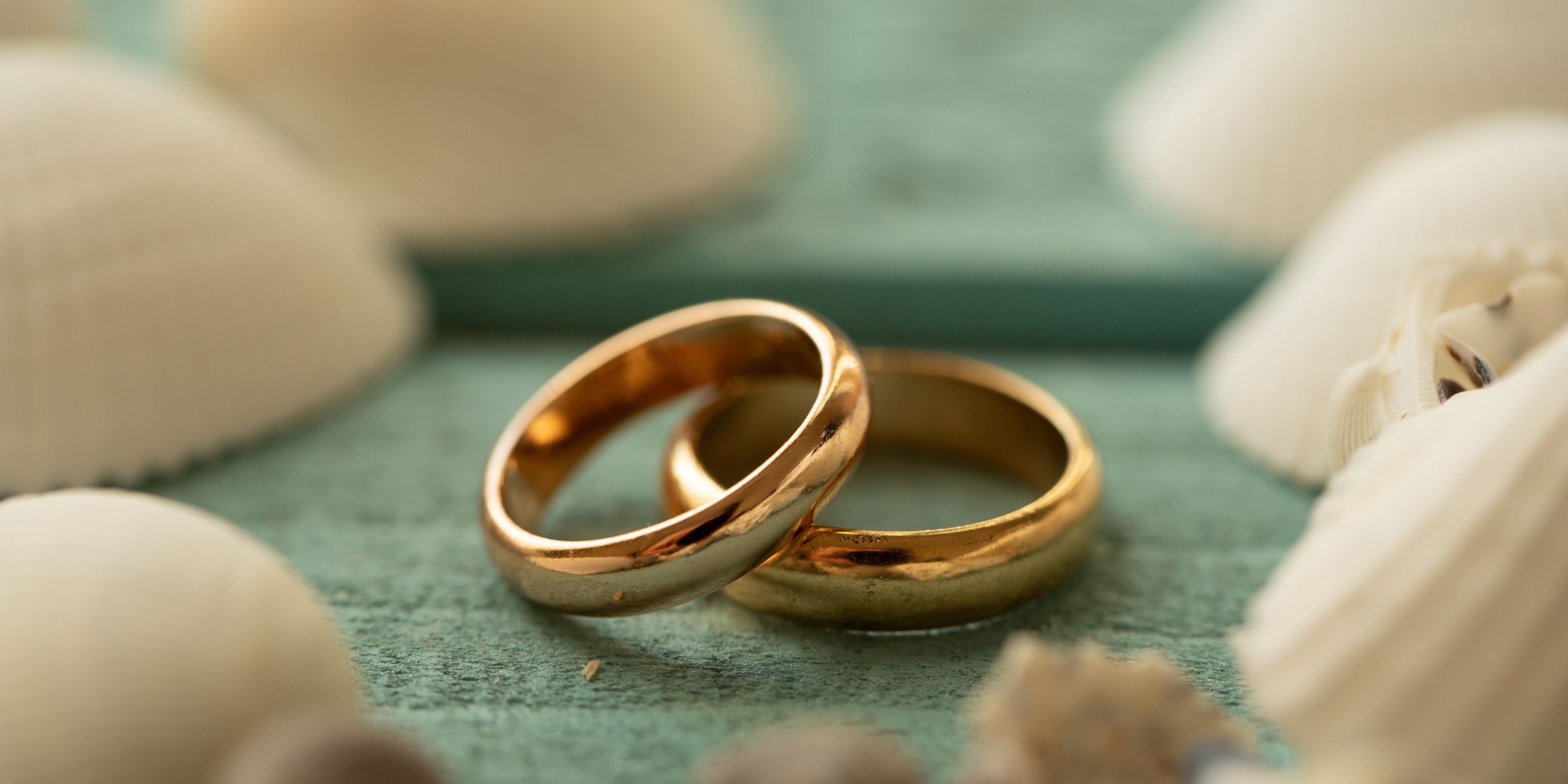 Une paire d'alliances en or | Source : Shutterstock