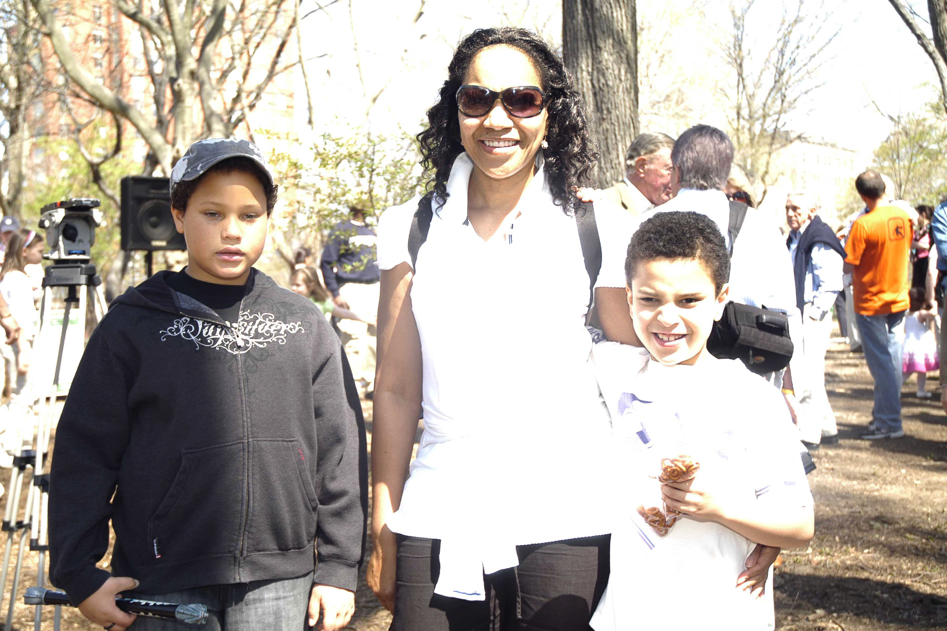 Grace Hightower et ses enfants à The Central Park Conservancy ouvre la clairière des enfants Peter Jay Sharp lors de la Journée de la Terre, le 22 avril 2007, à New York | Source : Getty Images