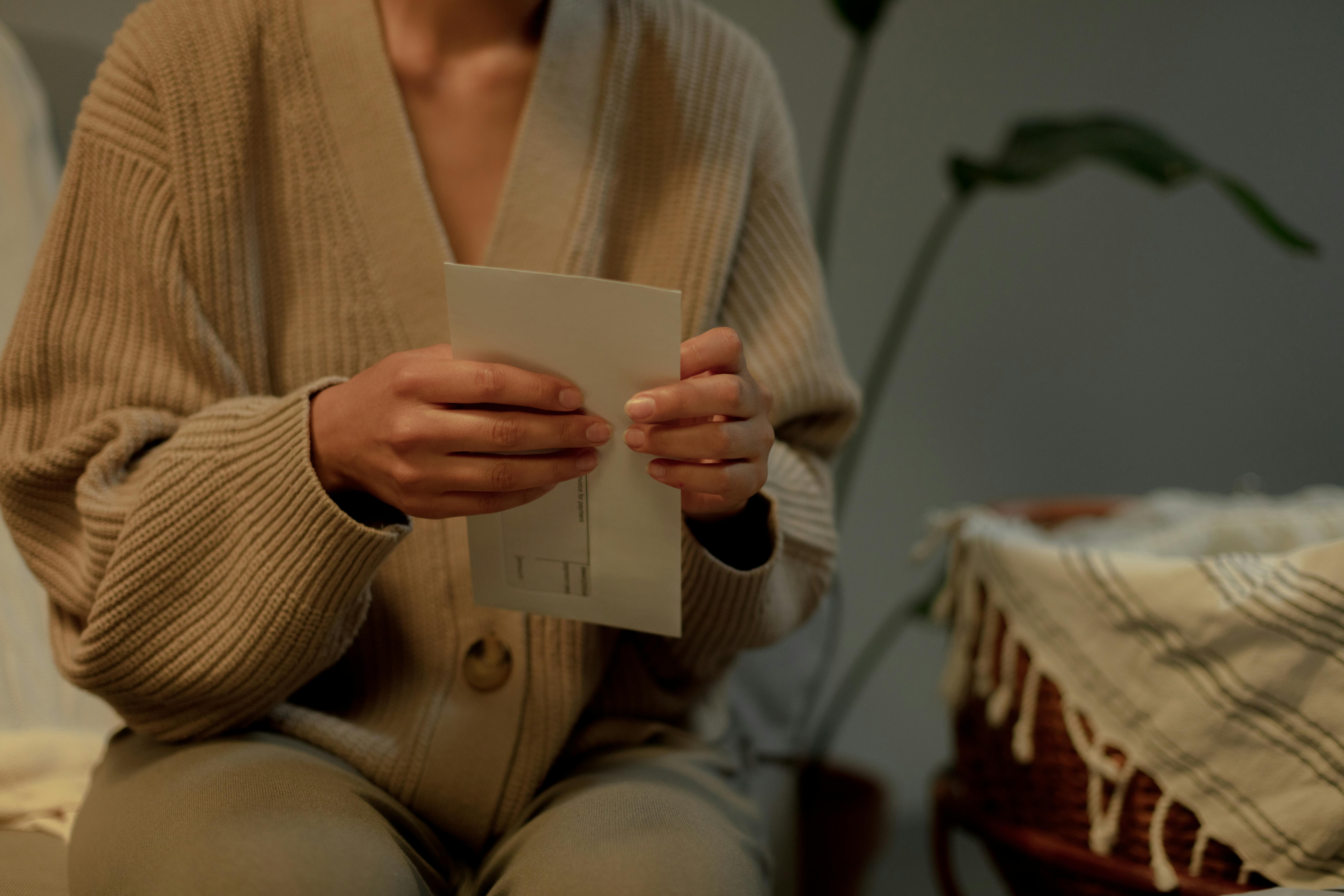 Une femme qui ouvre une enveloppe | Source : Pexels